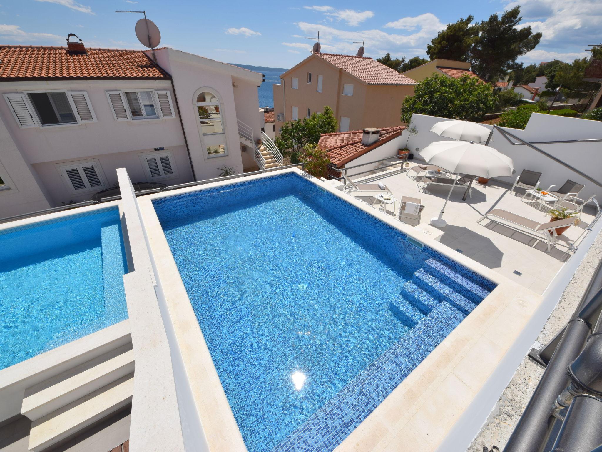 Foto 25 - Apartamento de 2 quartos em Okrug com piscina e vistas do mar