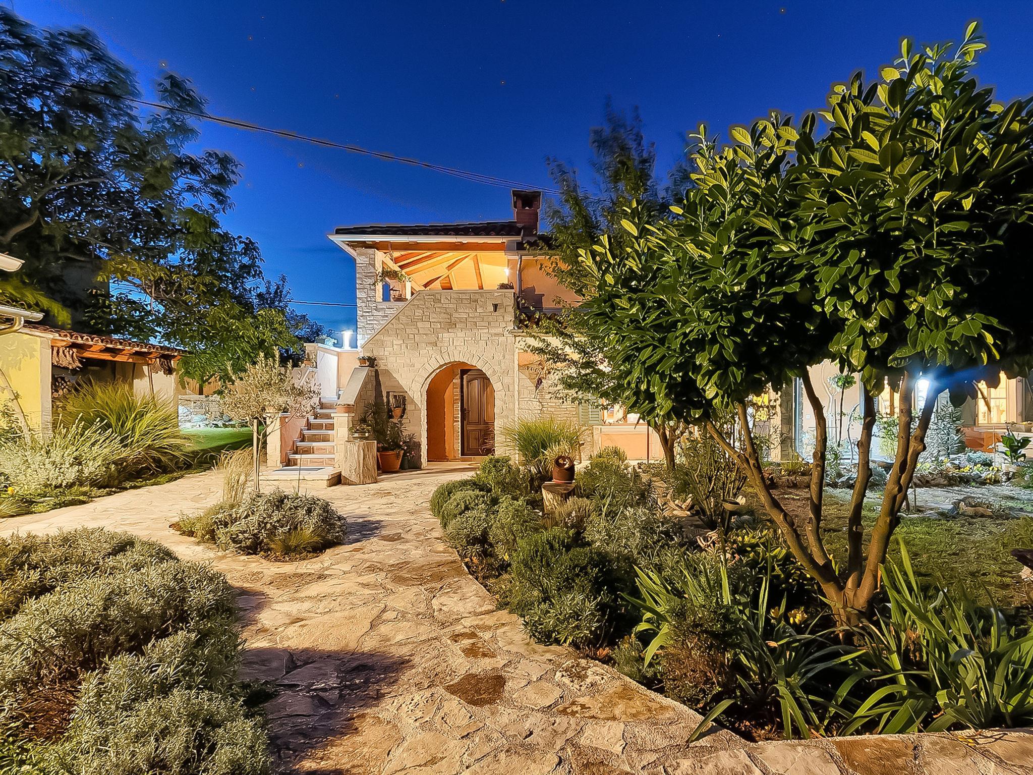 Foto 52 - Casa de 3 quartos em Svetvinčenat com piscina privada e vistas do mar