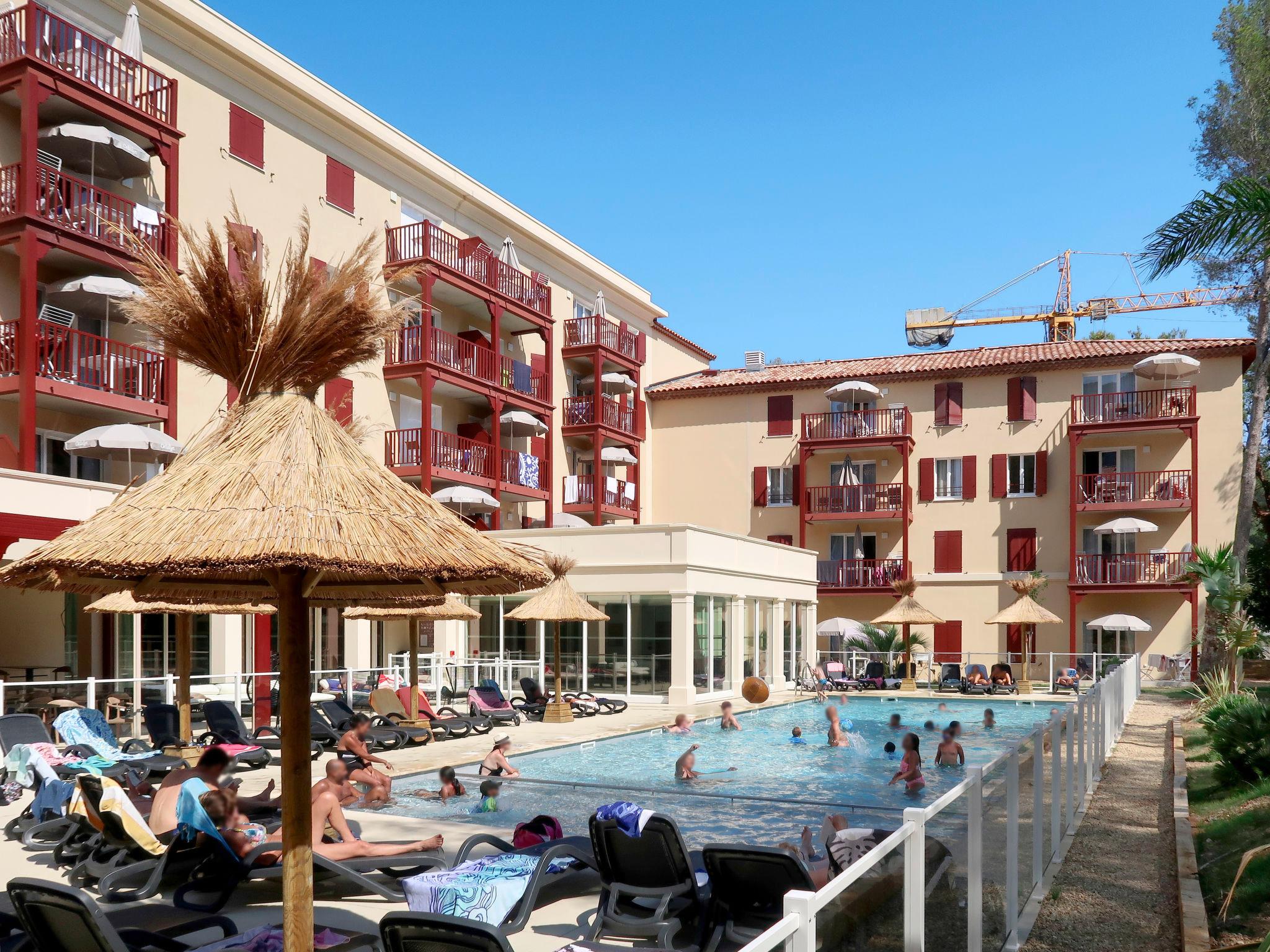 Photo 16 - Appartement de 2 chambres à Cavalaire-sur-Mer avec piscine et vues à la mer