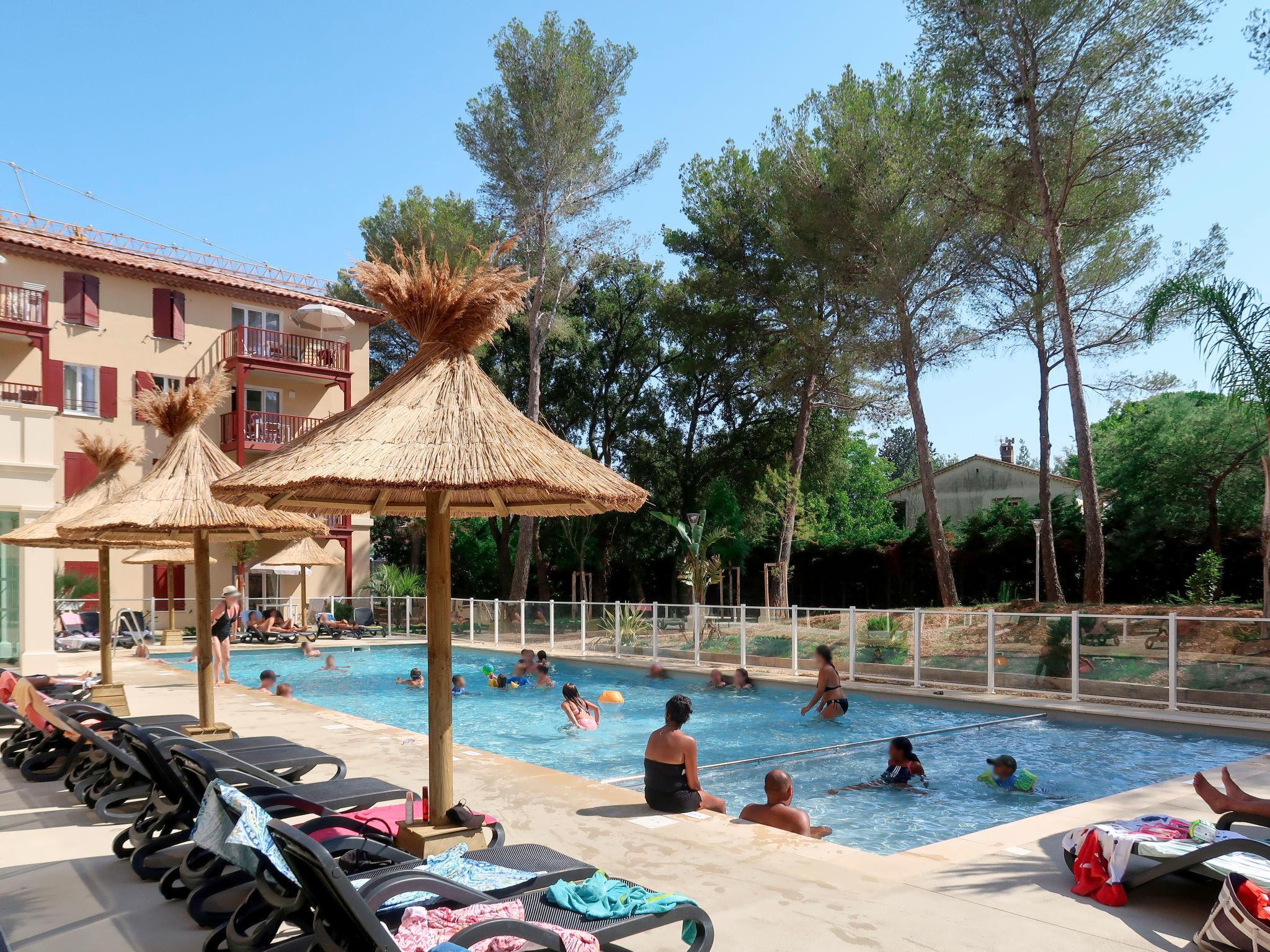 Foto 13 - Appartamento con 1 camera da letto a Cavalaire-sur-Mer con piscina e terrazza