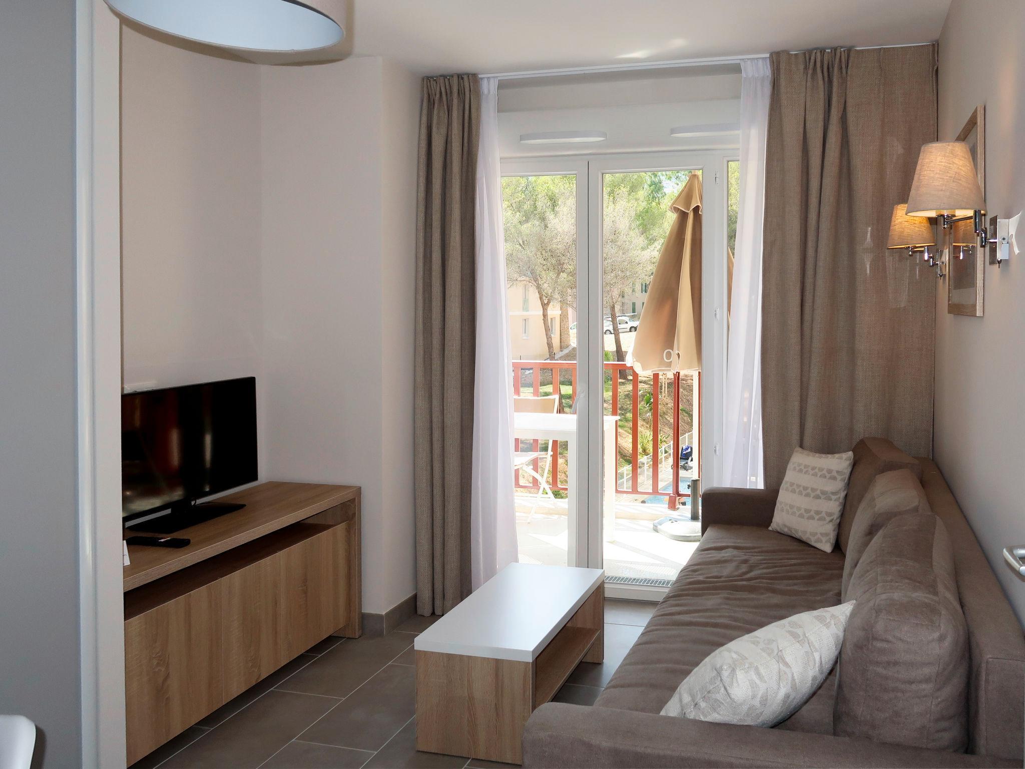 Foto 3 - Appartamento con 1 camera da letto a Cavalaire-sur-Mer con piscina e vista mare