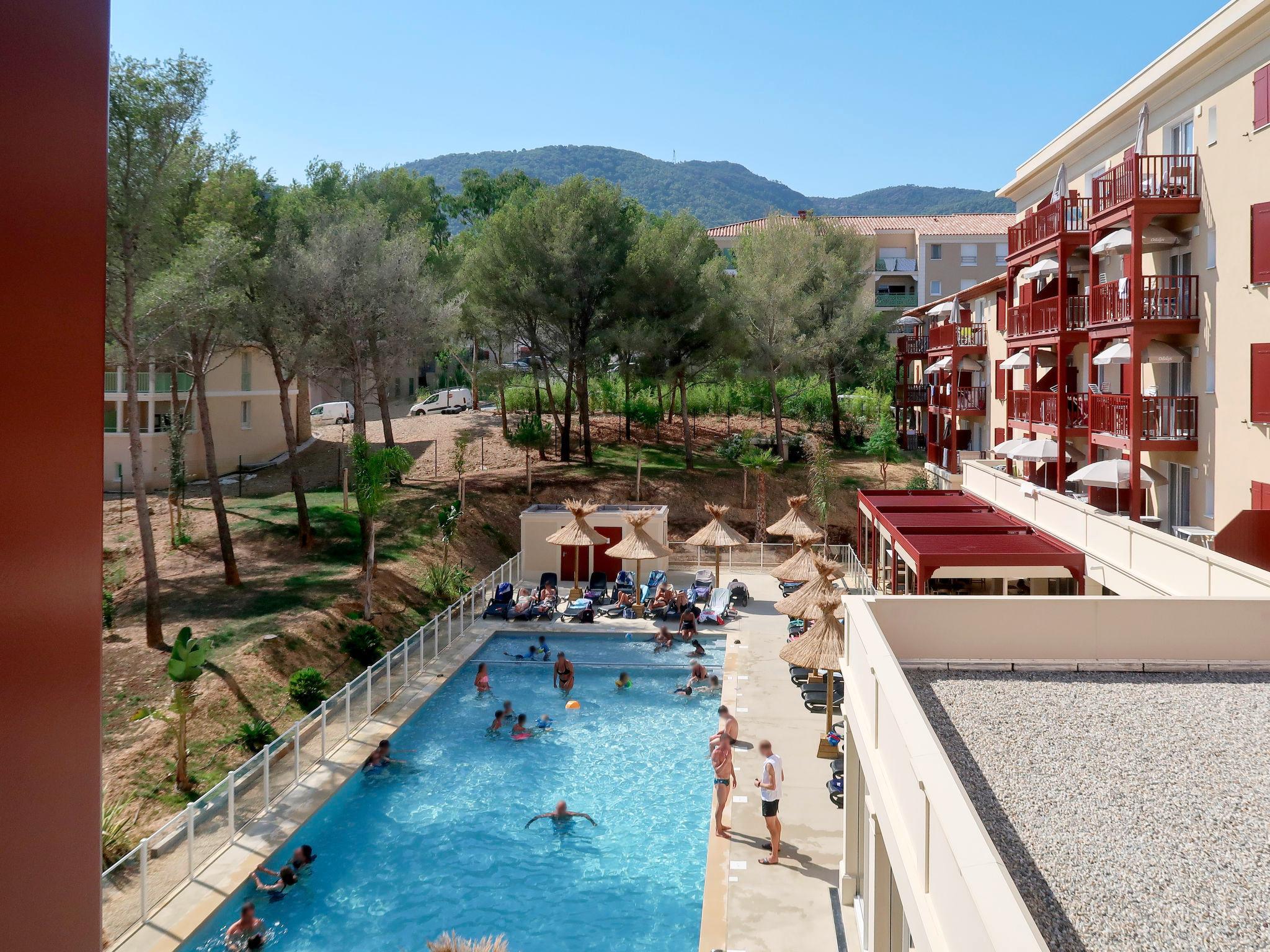 Foto 11 - Appartamento con 1 camera da letto a Cavalaire-sur-Mer con piscina e terrazza