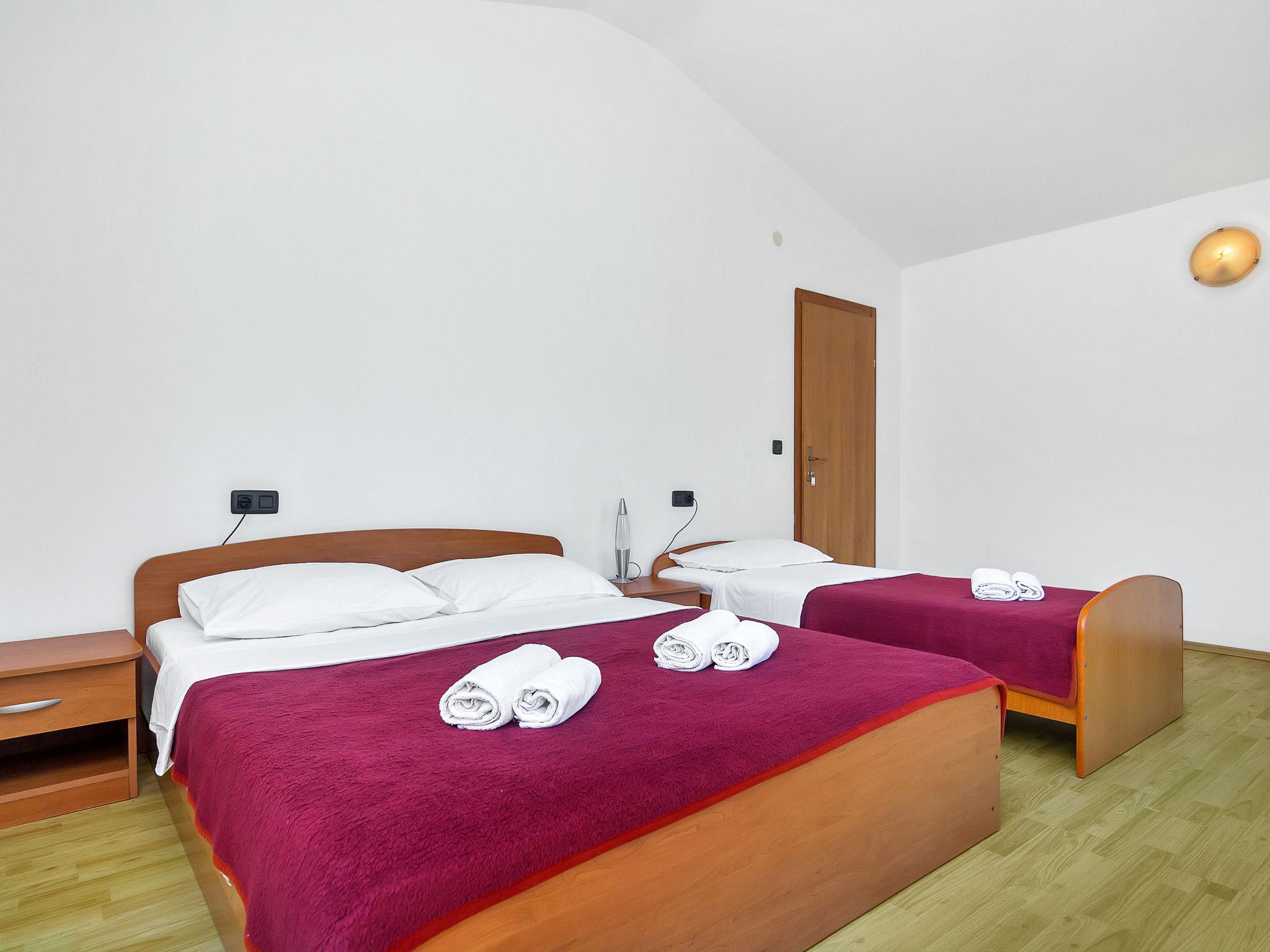 Foto 18 - Appartamento con 2 camere da letto a Jelsa con terrazza e vista mare