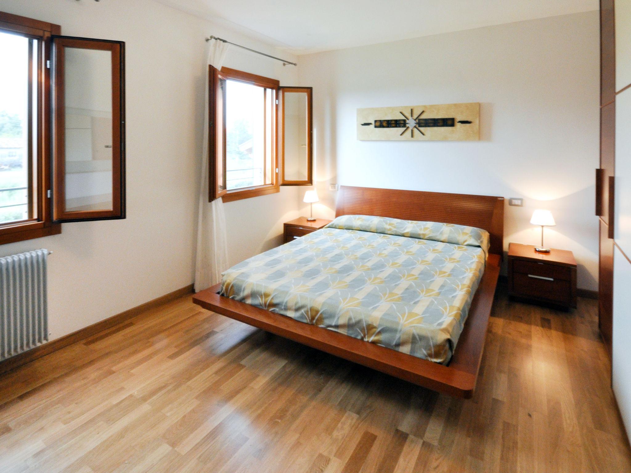 Foto 9 - Apartment mit 1 Schlafzimmer in San Michele al Tagliamento mit schwimmbad und blick aufs meer