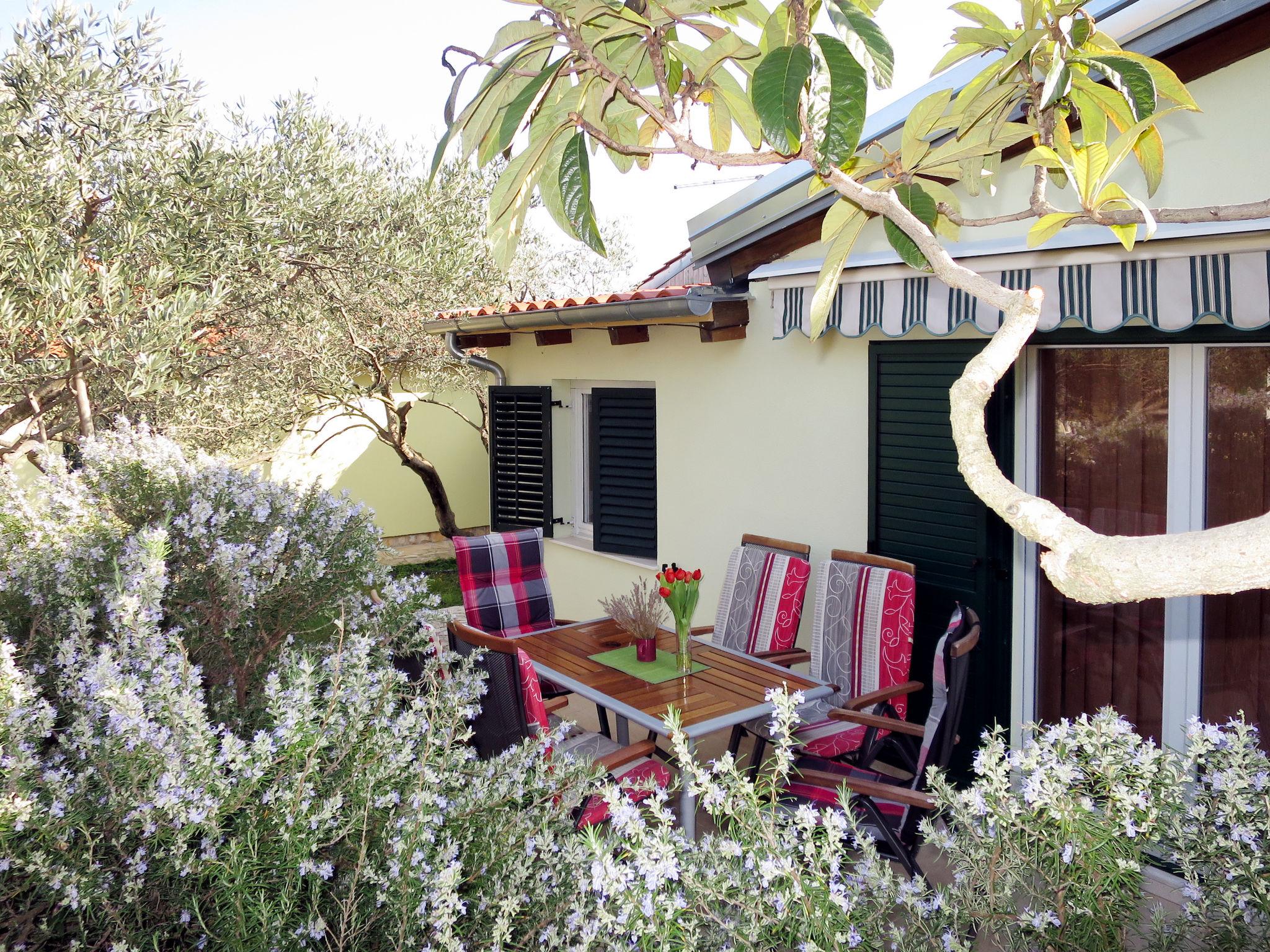 Foto 1 - Casa con 2 camere da letto a Rogoznica con piscina e giardino