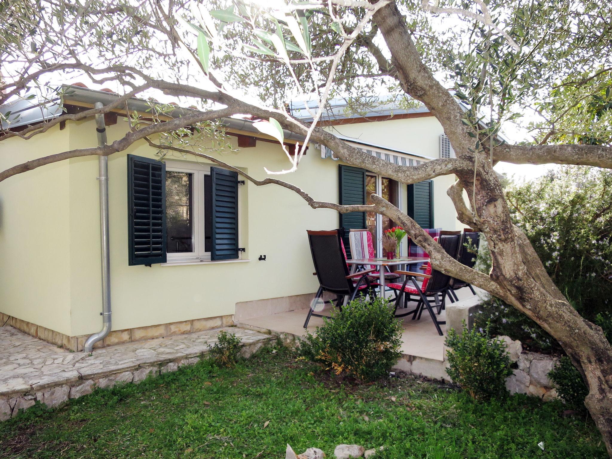 Foto 9 - Casa con 2 camere da letto a Rogoznica con piscina e vista mare