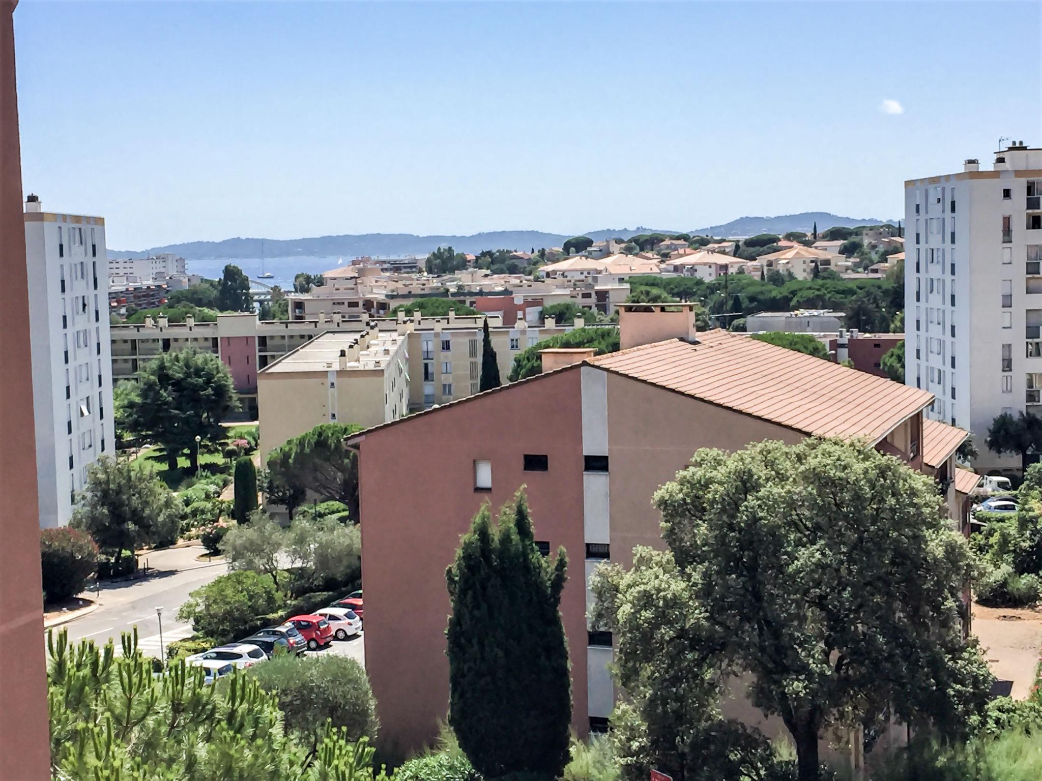 Foto 12 - Apartment mit 1 Schlafzimmer in Sainte-Maxime mit blick aufs meer