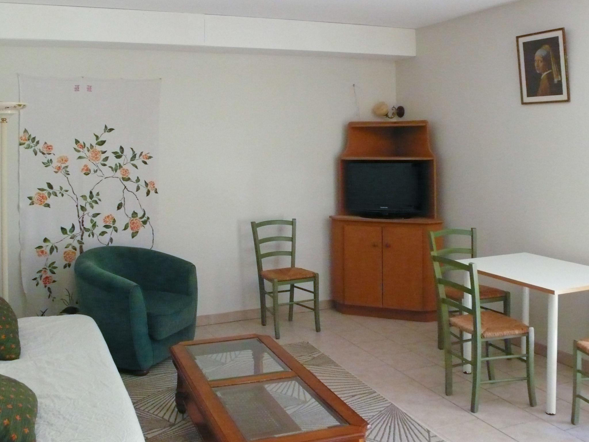 Foto 6 - Apartment mit 1 Schlafzimmer in Saint-Georges-de-Montclard mit schwimmbad und garten