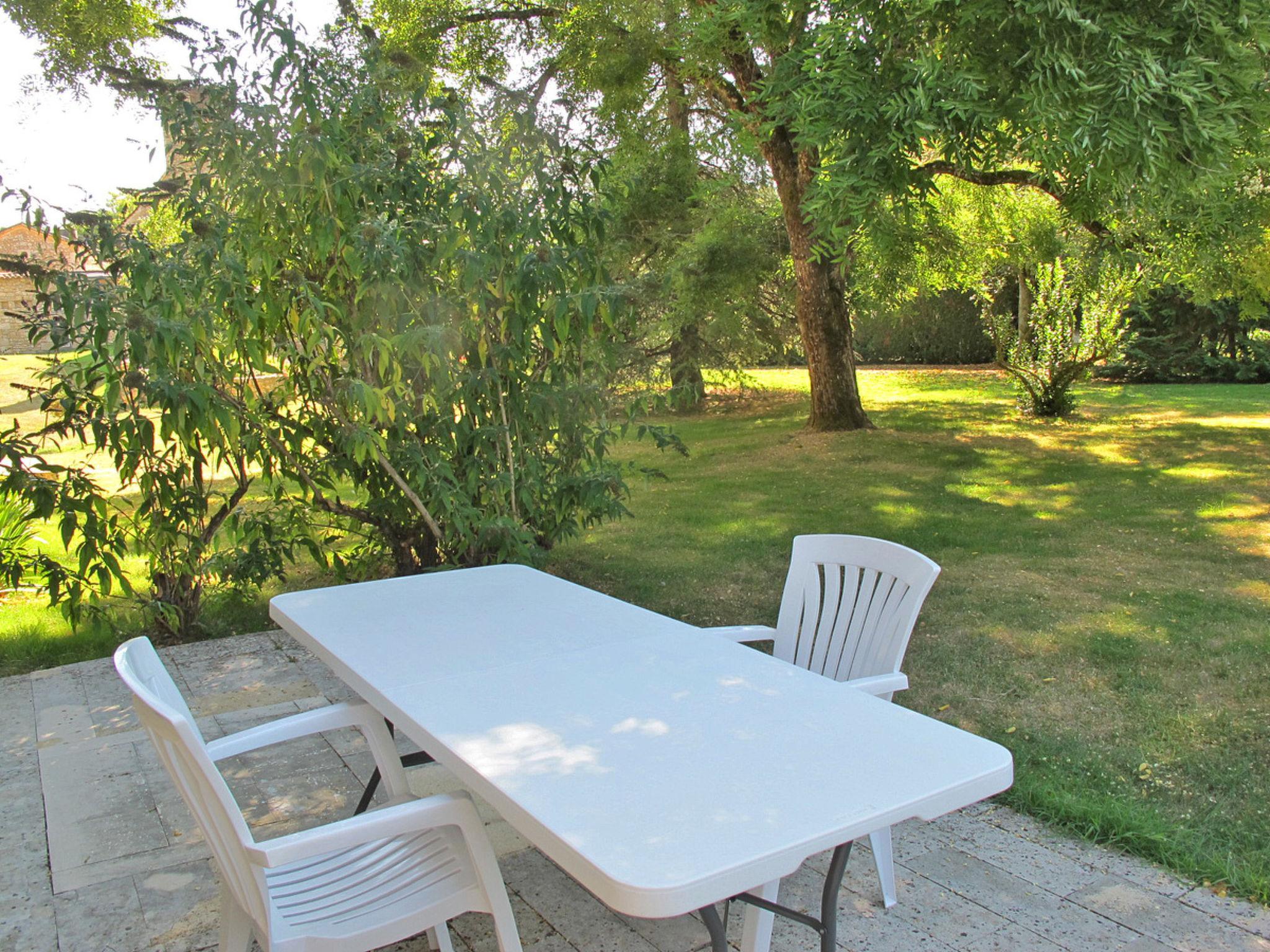 Photo 3 - 1 bedroom Apartment in Saint-Georges-de-Montclard with swimming pool and garden