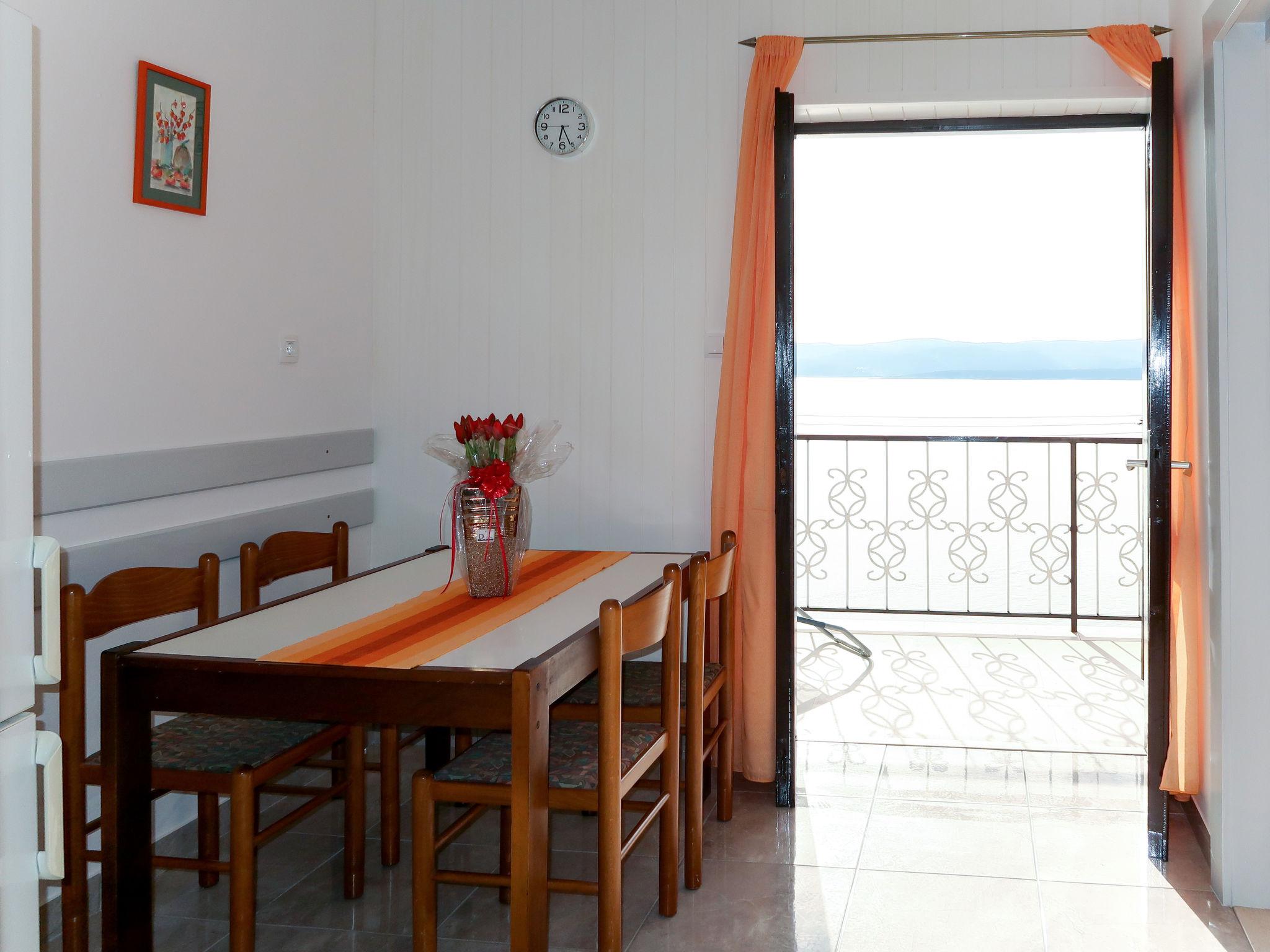 Foto 8 - Apartamento de 2 habitaciones en Omiš con piscina y vistas al mar