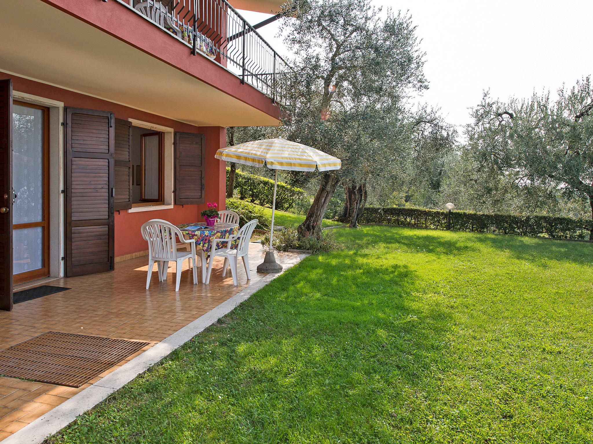 Photo 21 - 2 bedroom Apartment in Torri del Benaco with swimming pool and mountain view