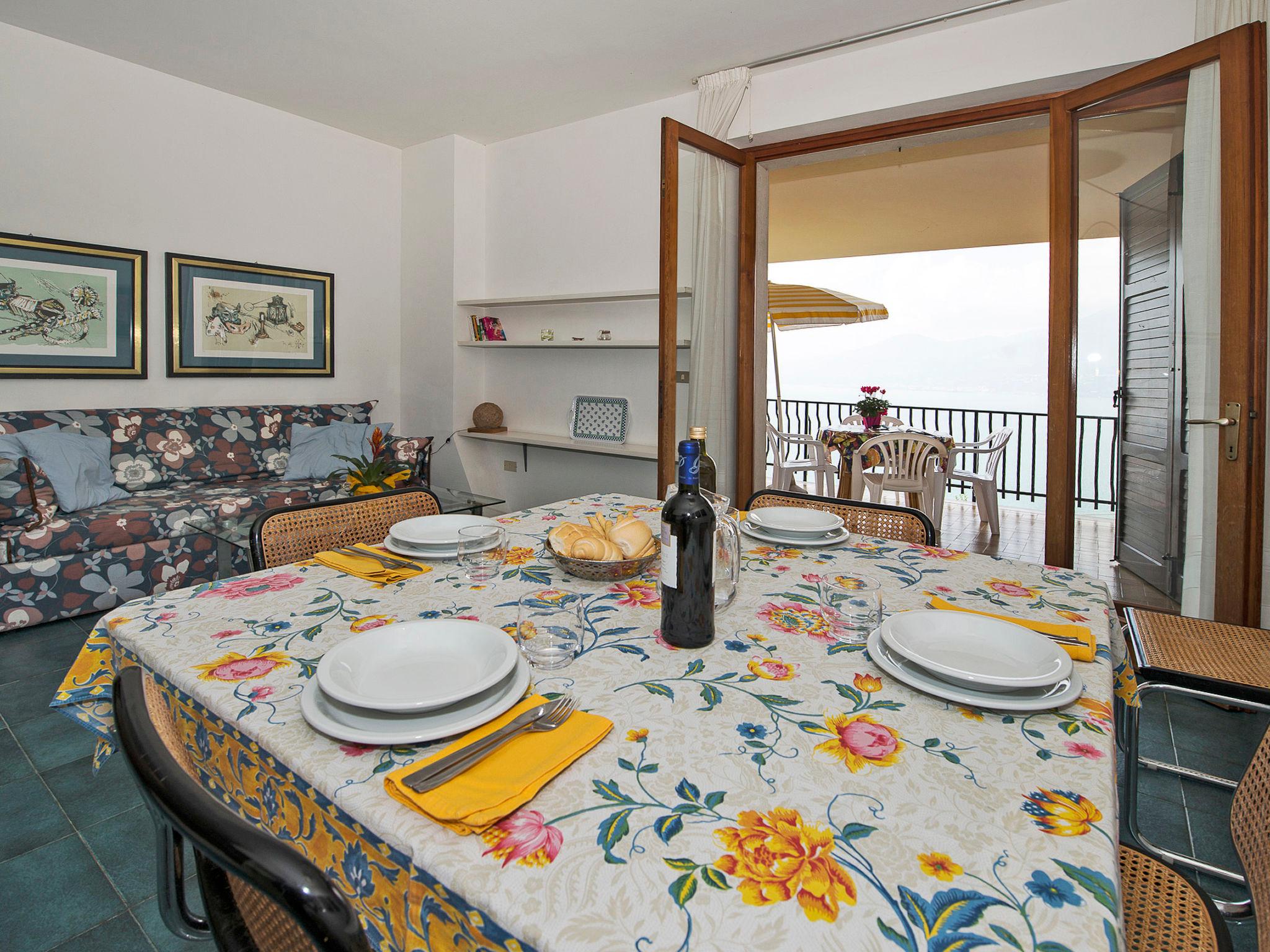 Photo 6 - 2 bedroom Apartment in Torri del Benaco with swimming pool and garden