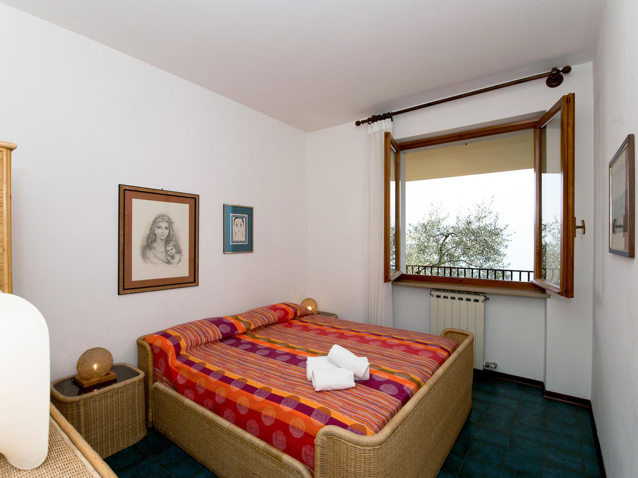 Foto 14 - Apartment mit 2 Schlafzimmern in Torri del Benaco mit schwimmbad und blick auf die berge