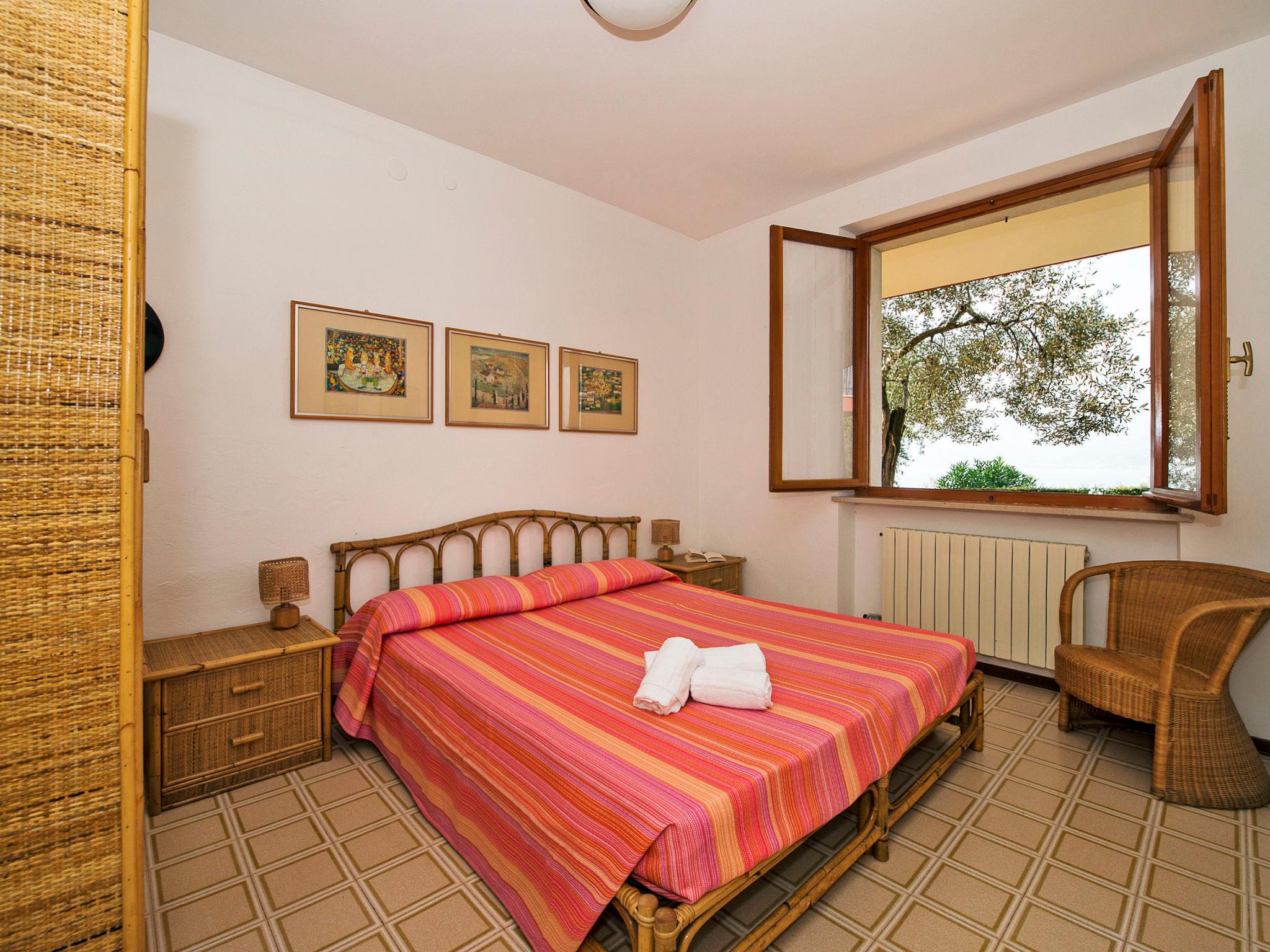 Photo 11 - 2 bedroom Apartment in Torri del Benaco with swimming pool and mountain view