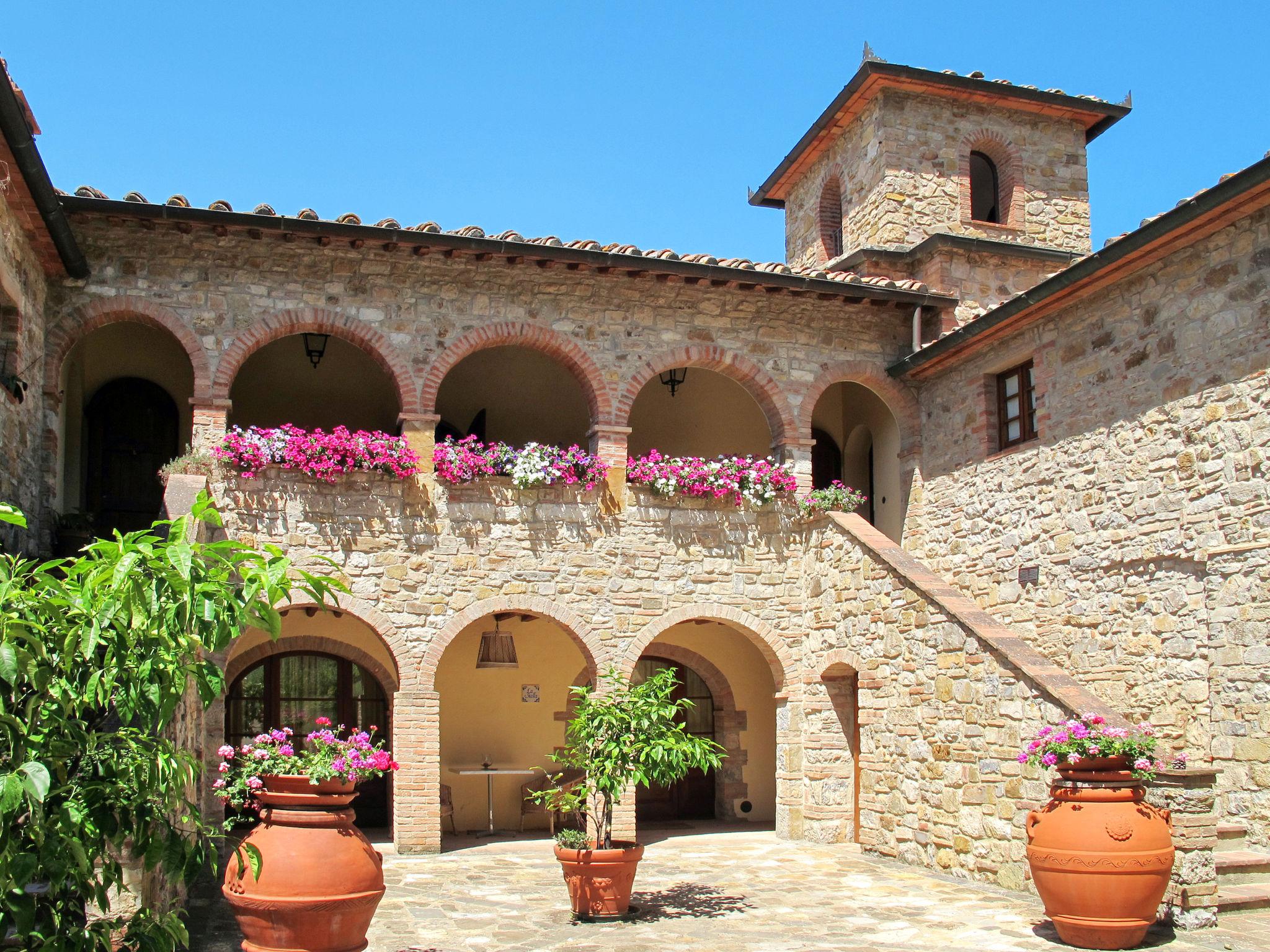 Photo 2 - 2 bedroom Apartment in Castellina in Chianti with swimming pool and garden