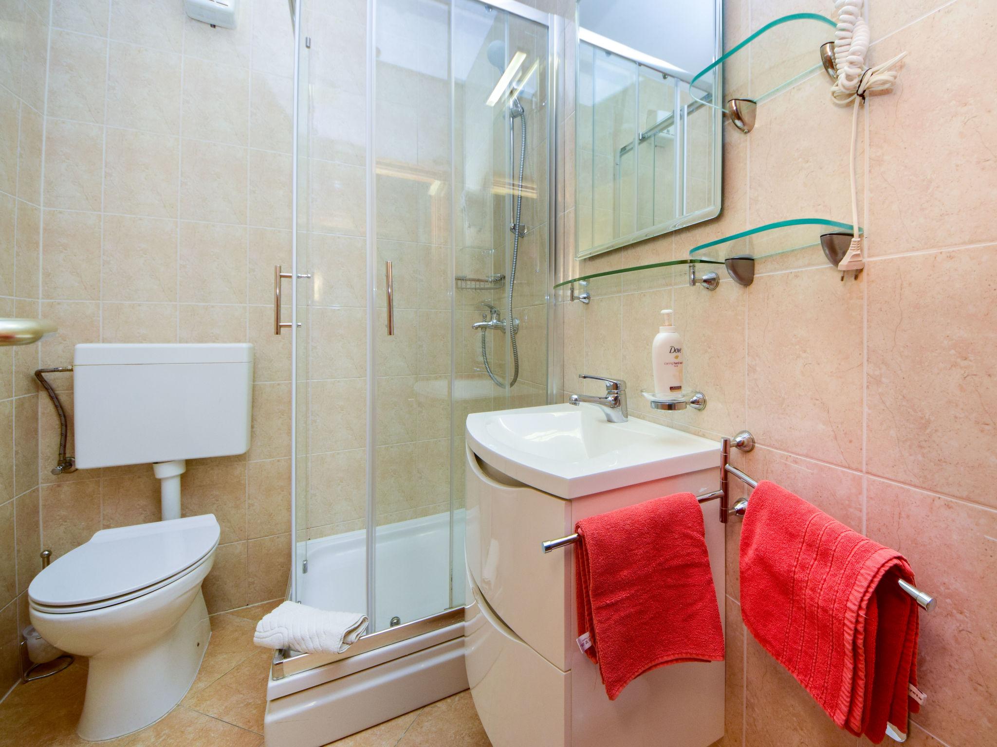 Foto 13 - Appartamento con 2 camere da letto a Trogir con piscina e vista mare