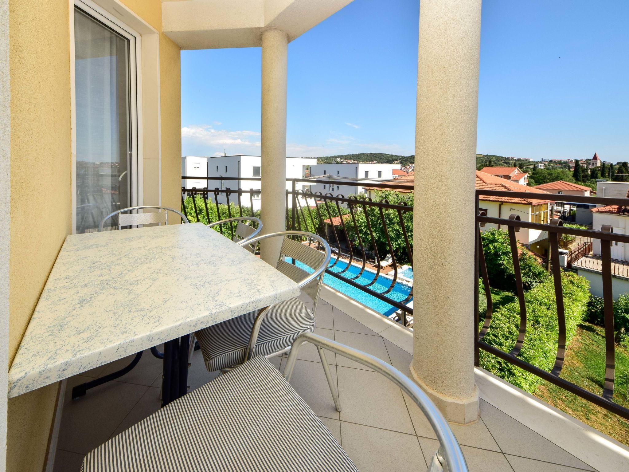 Foto 6 - Apartamento de 2 habitaciones en Trogir con piscina y vistas al mar