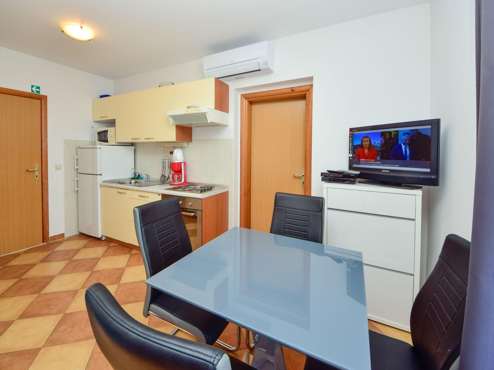 Foto 9 - Apartamento de 2 quartos em Trogir com piscina e vistas do mar