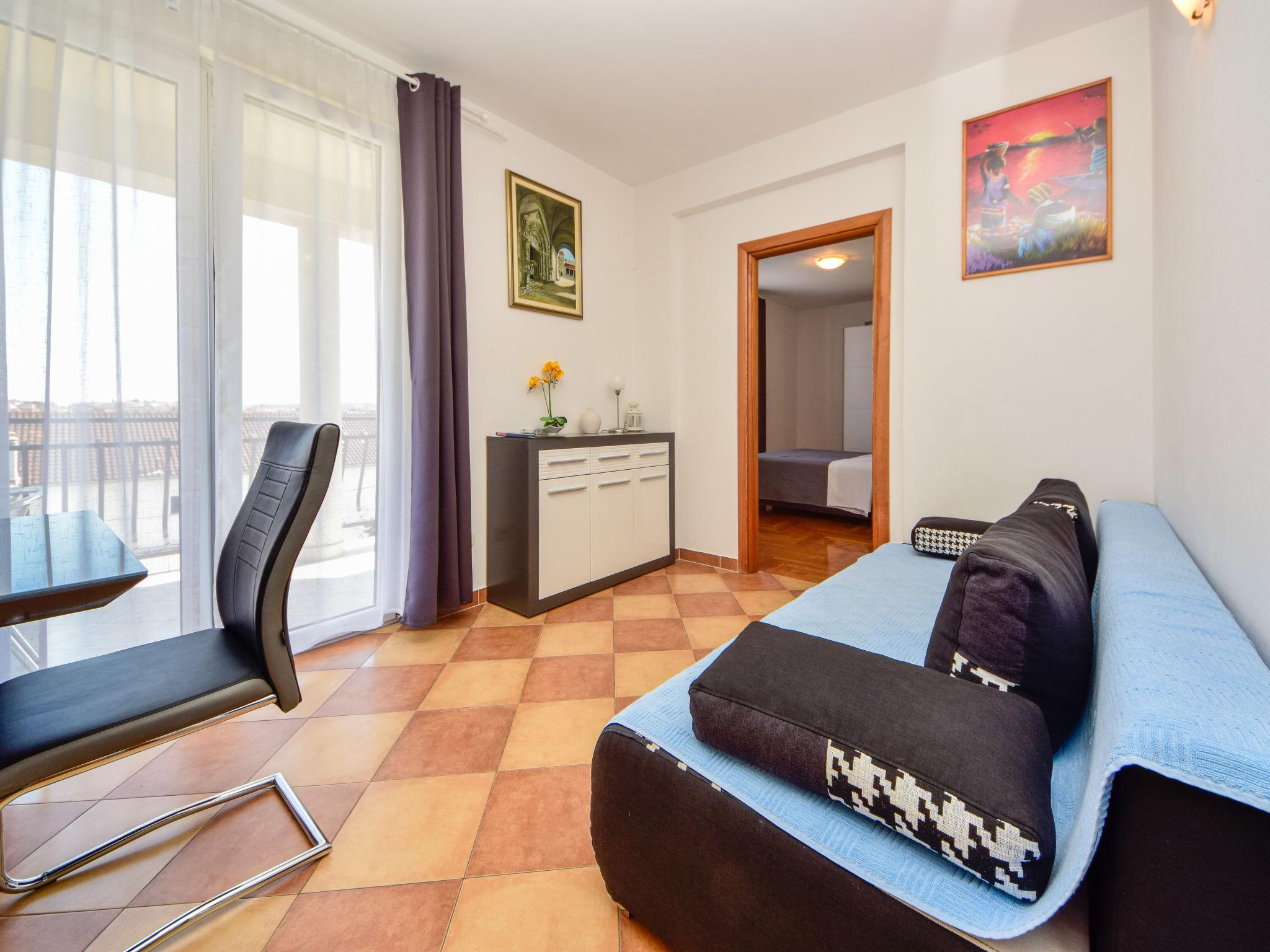 Foto 5 - Apartamento de 2 habitaciones en Trogir con piscina y vistas al mar
