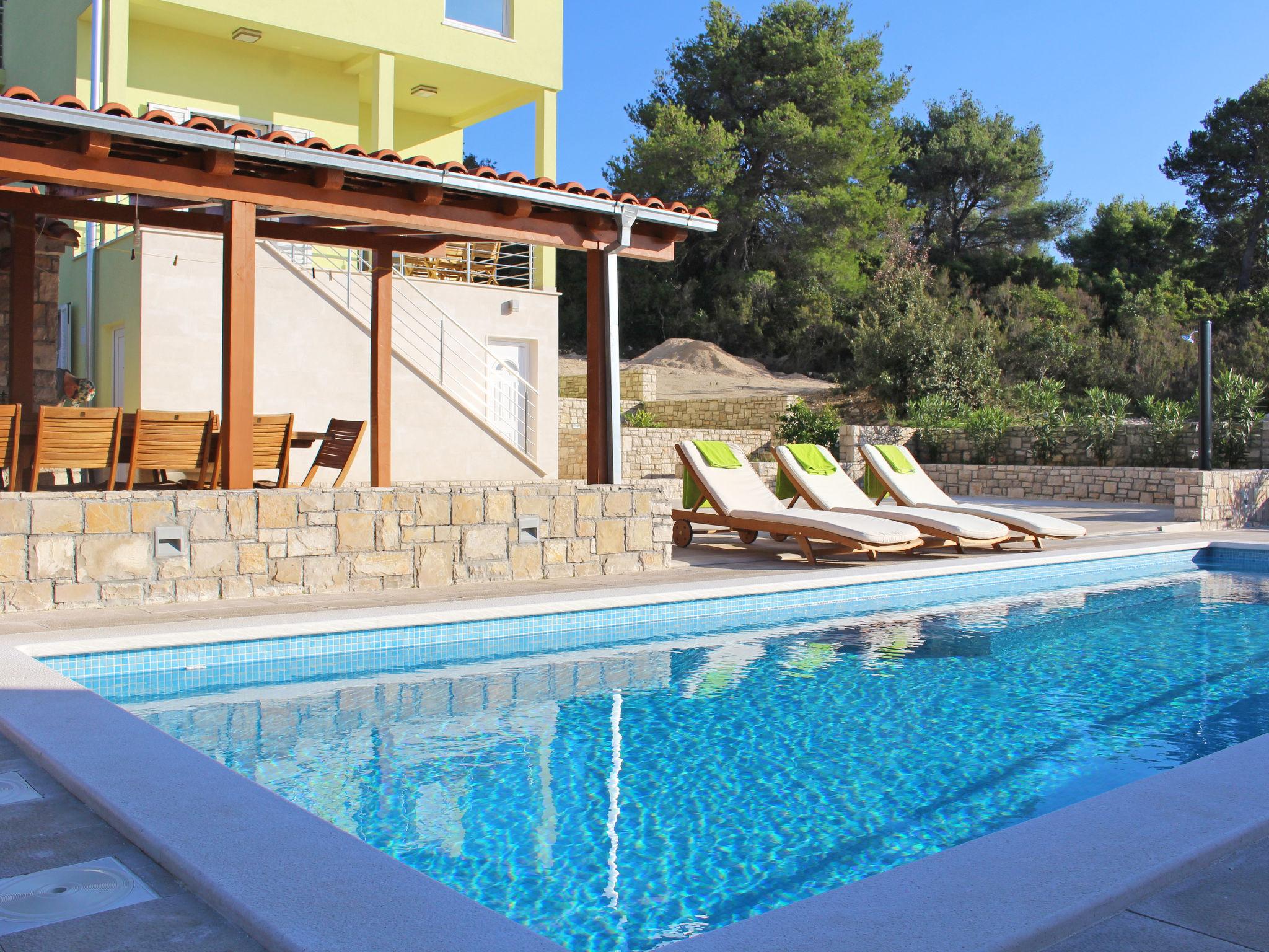 Photo 21 - Maison de 6 chambres à Šolta avec piscine privée et vues à la mer