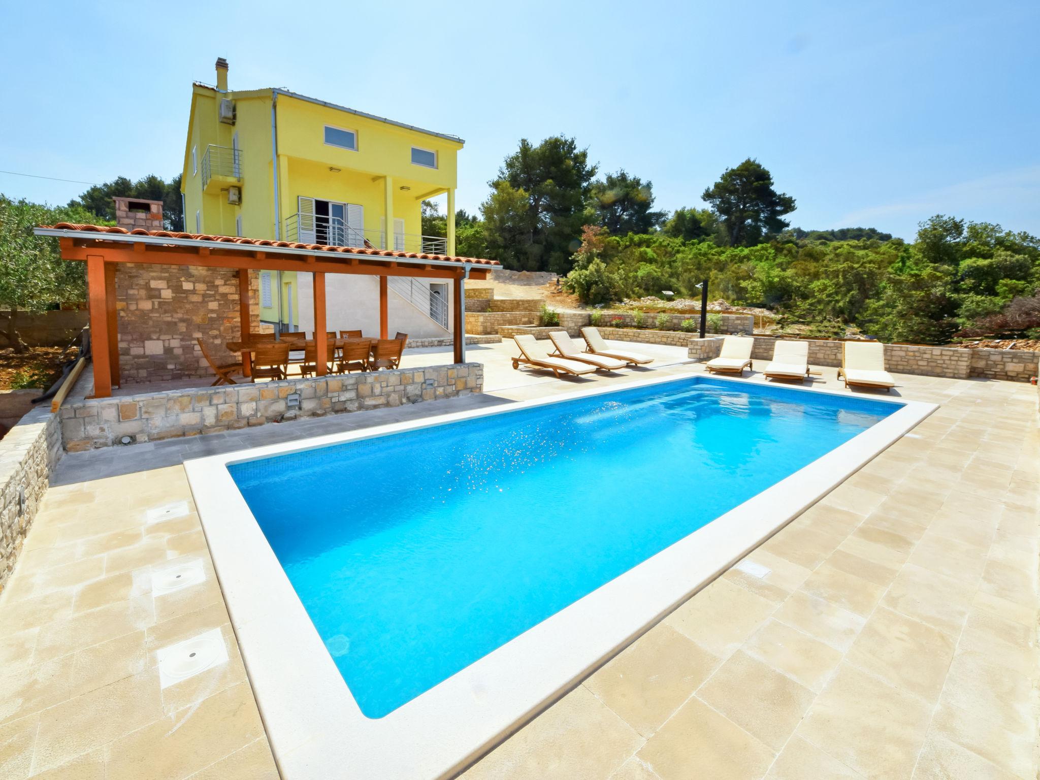 Foto 1 - Casa de 6 habitaciones en Šolta con piscina privada y vistas al mar