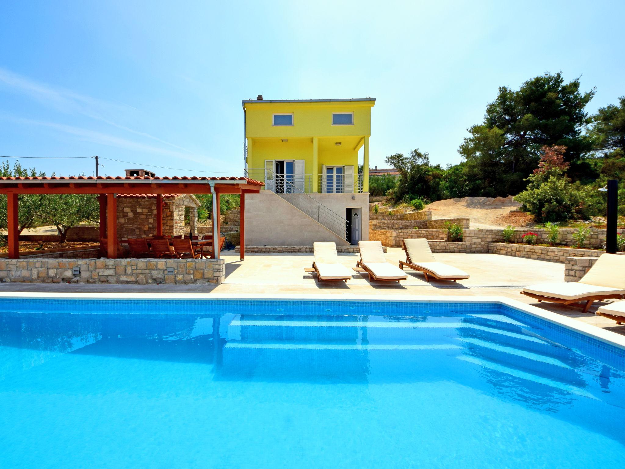 Foto 4 - Casa con 6 camere da letto a Šolta con piscina privata e vista mare