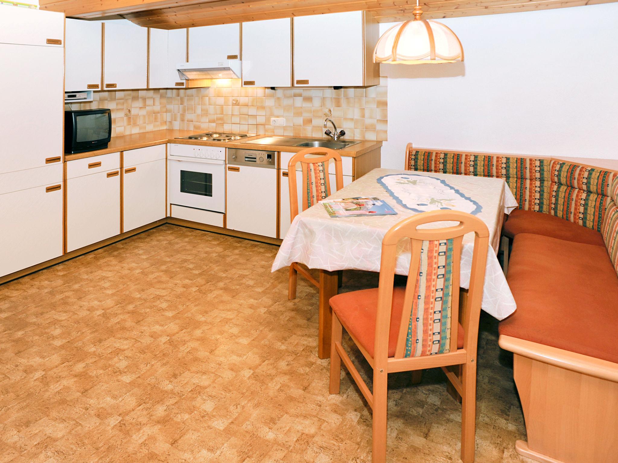 Foto 3 - Appartamento con 2 camere da letto a Gaschurn con giardino e vista sulle montagne