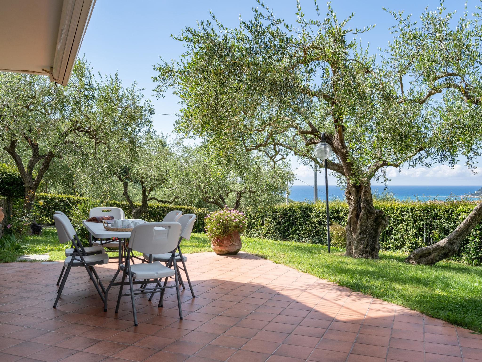 Foto 8 - Casa de 7 quartos em Diano Castello com piscina privada e vistas do mar