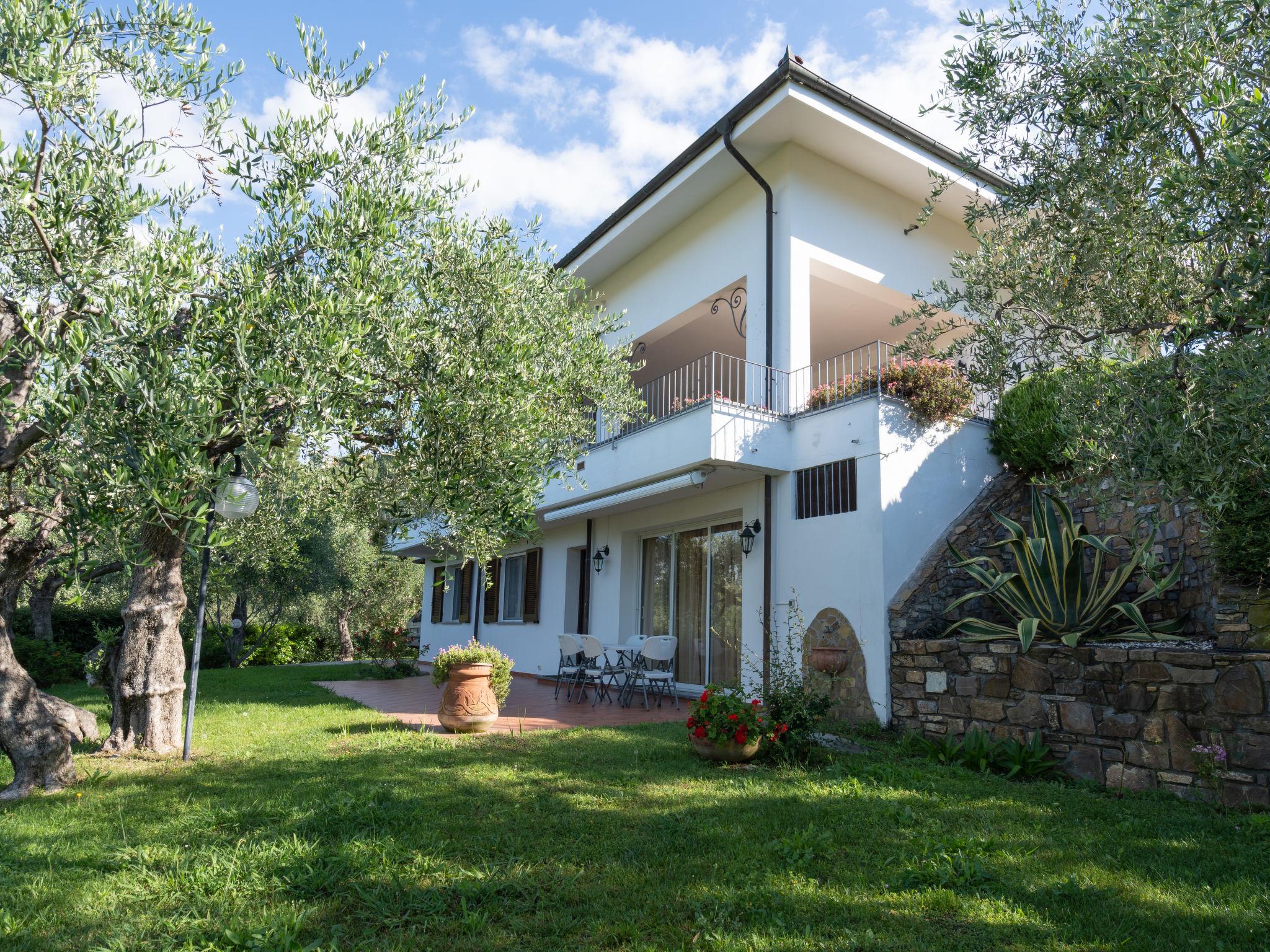 Photo 2 - Maison de 7 chambres à Diano Castello avec piscine privée et vues à la mer