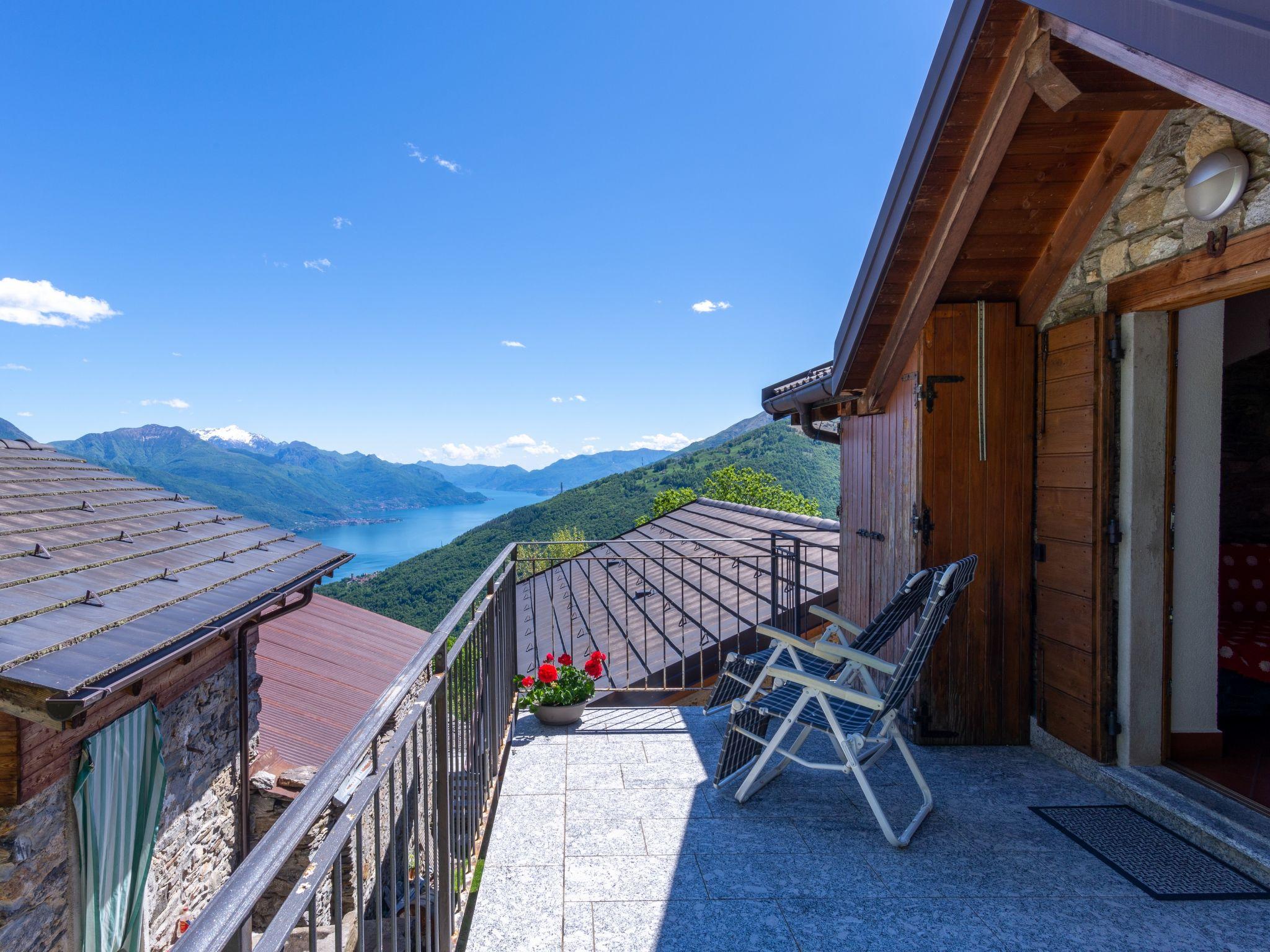 Foto 2 - Casa con 2 camere da letto a Peglio con terrazza e vista sulle montagne