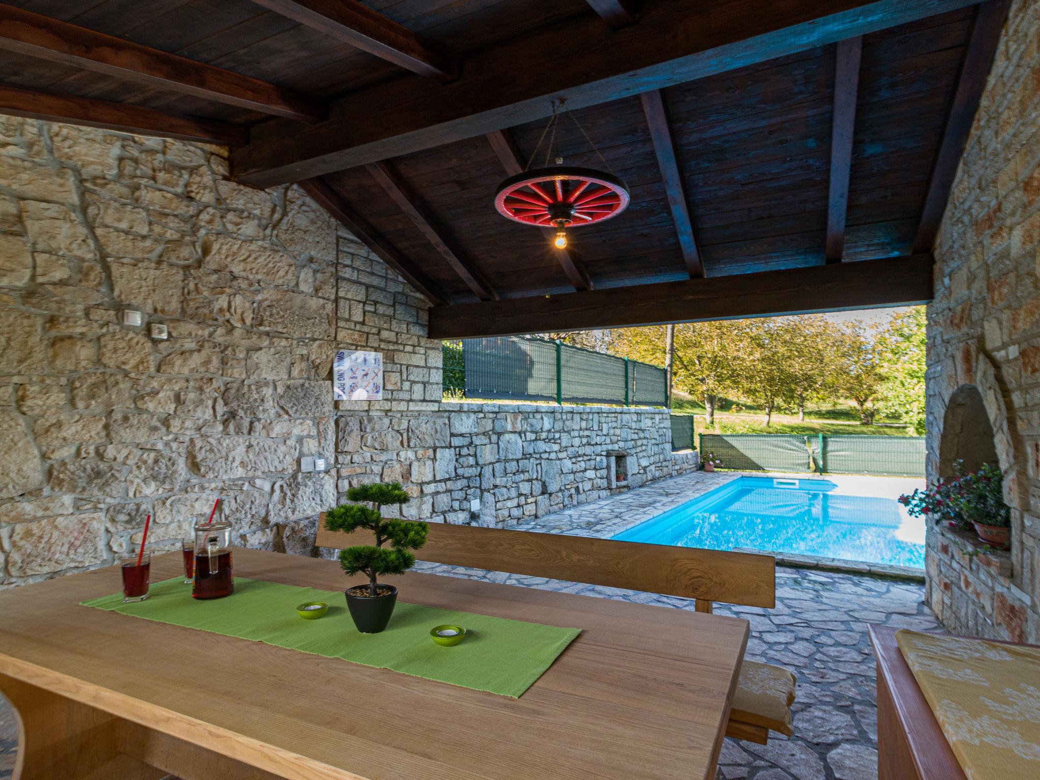 Photo 8 - Maison de 2 chambres à Pićan avec piscine privée et jardin