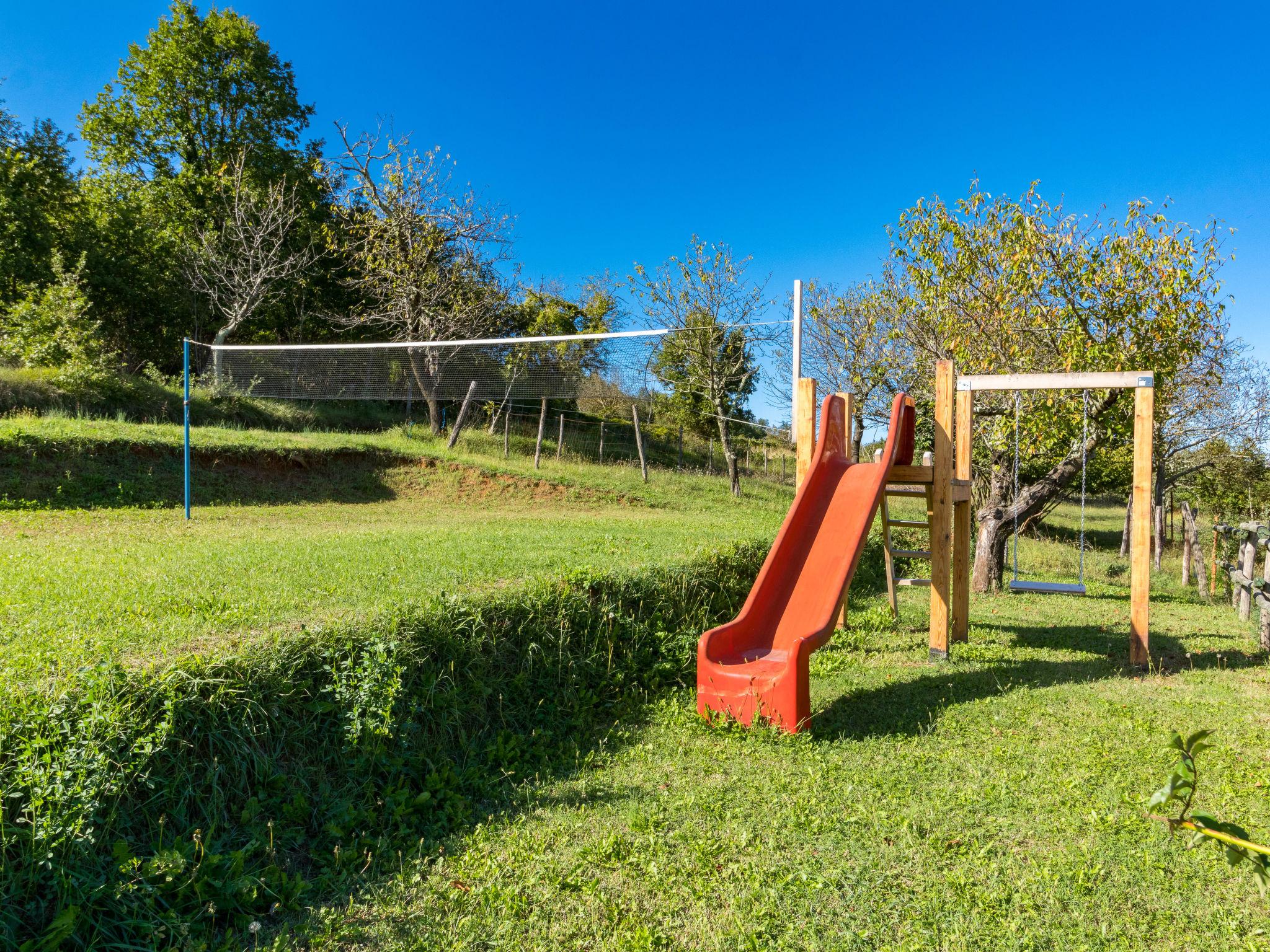 Foto 35 - Casa con 2 camere da letto a Pićan con piscina privata e giardino