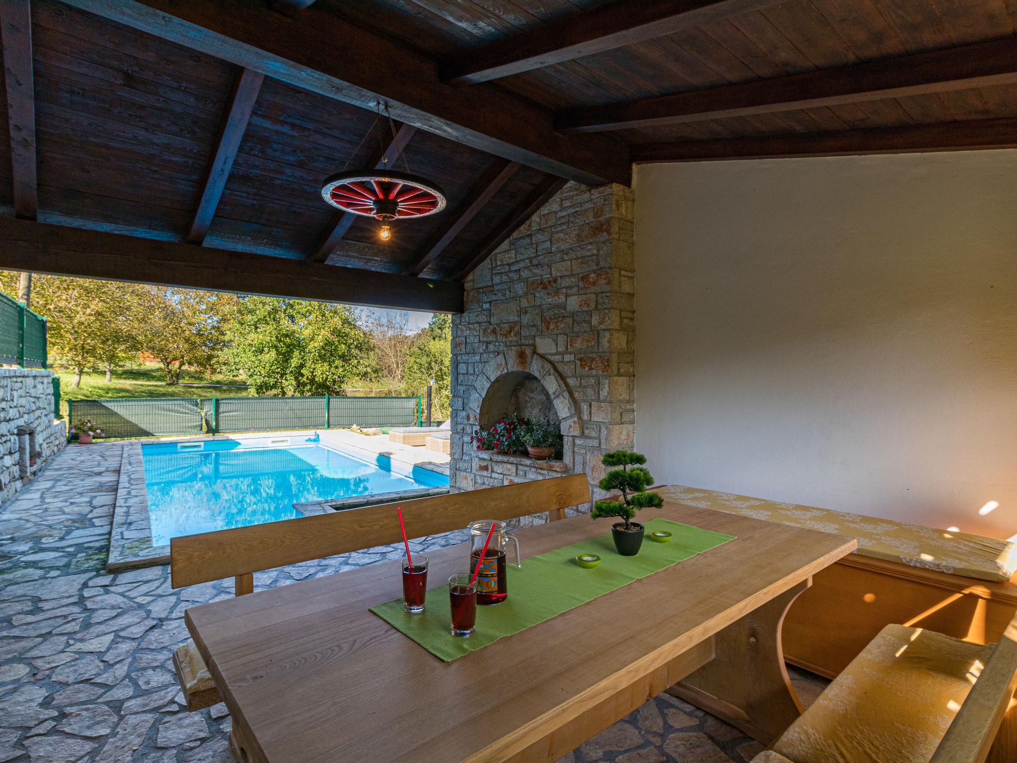 Foto 6 - Casa de 2 quartos em Pićan com piscina privada e terraço