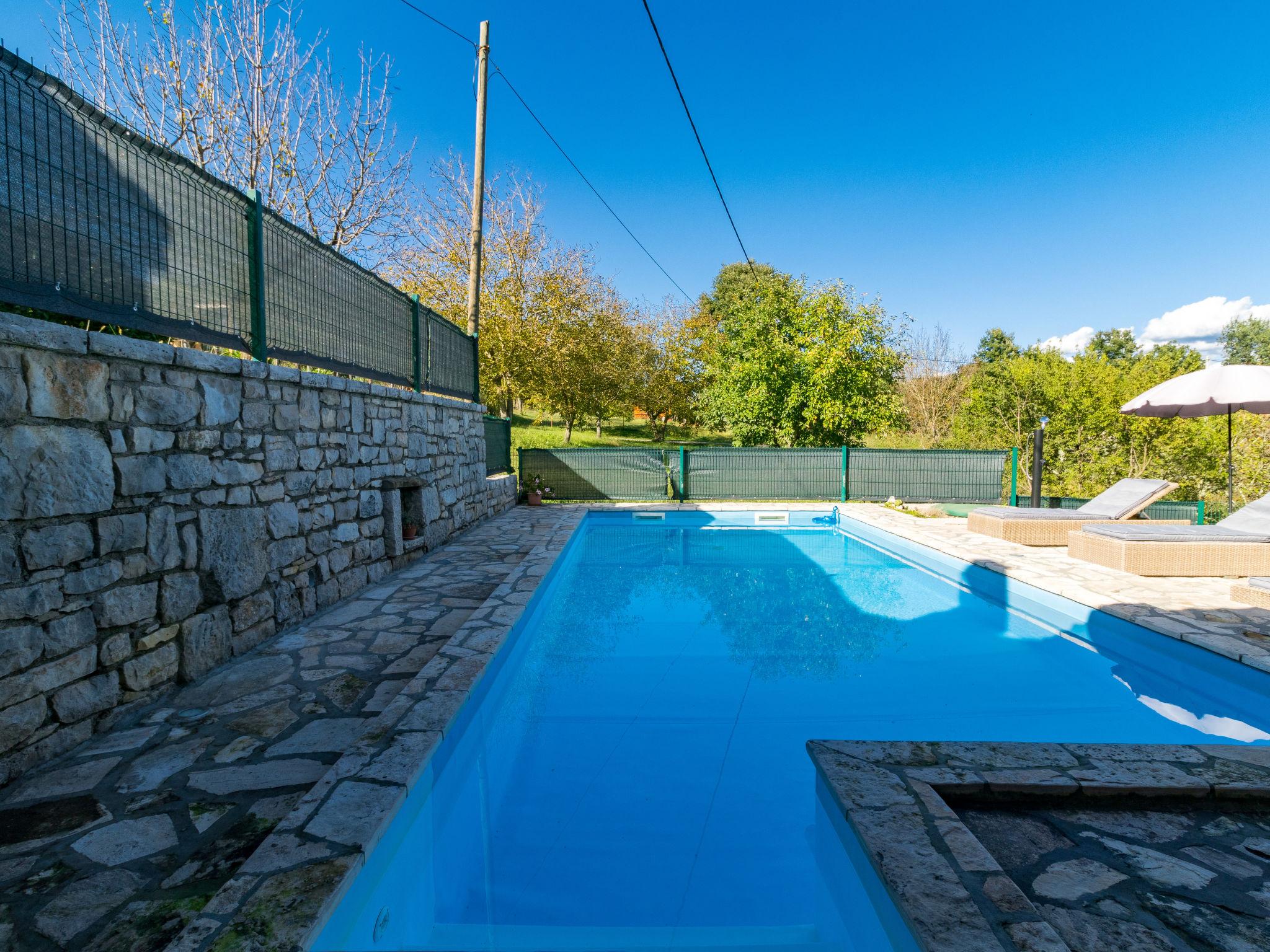 Foto 31 - Casa de 2 quartos em Pićan com piscina privada e terraço