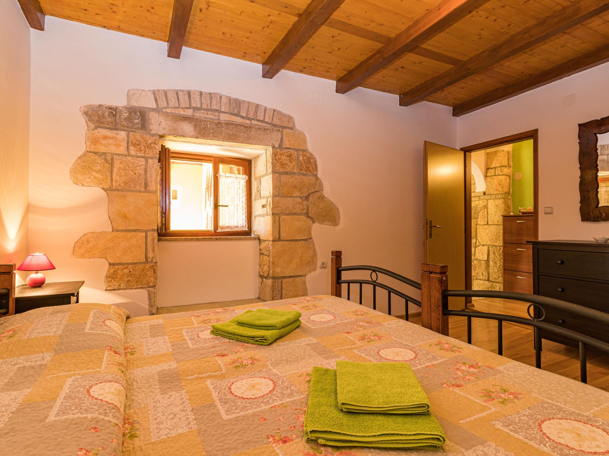 Photo 19 - 2 bedroom House in Pićan with private pool and terrace