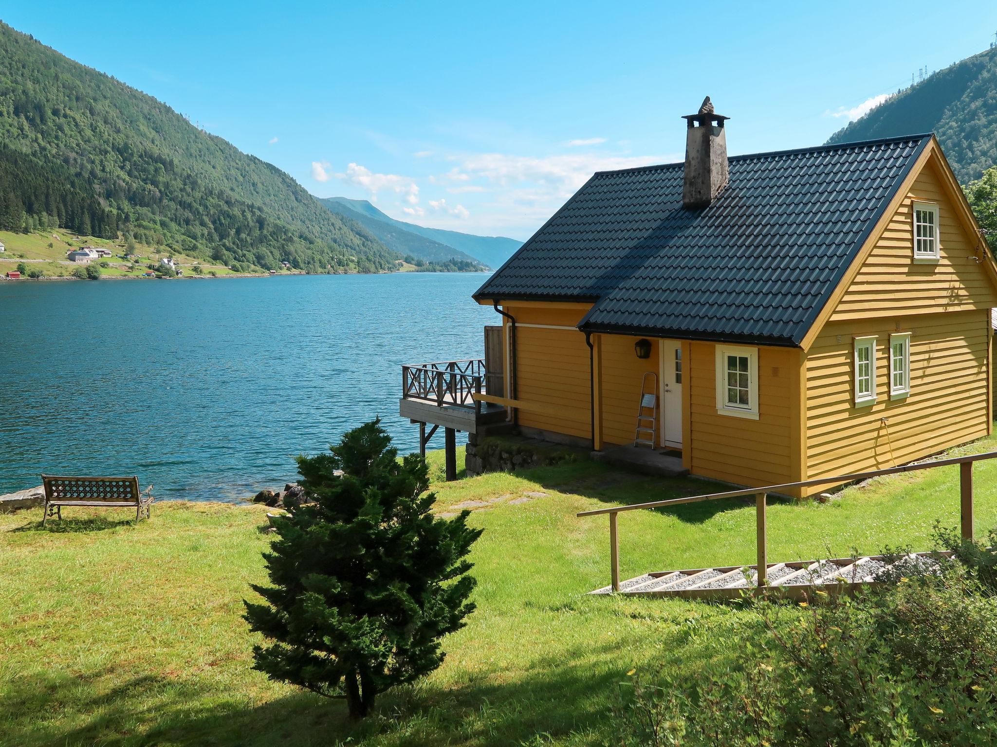 Foto 1 - Casa de 3 quartos em Balestrand com jardim e terraço