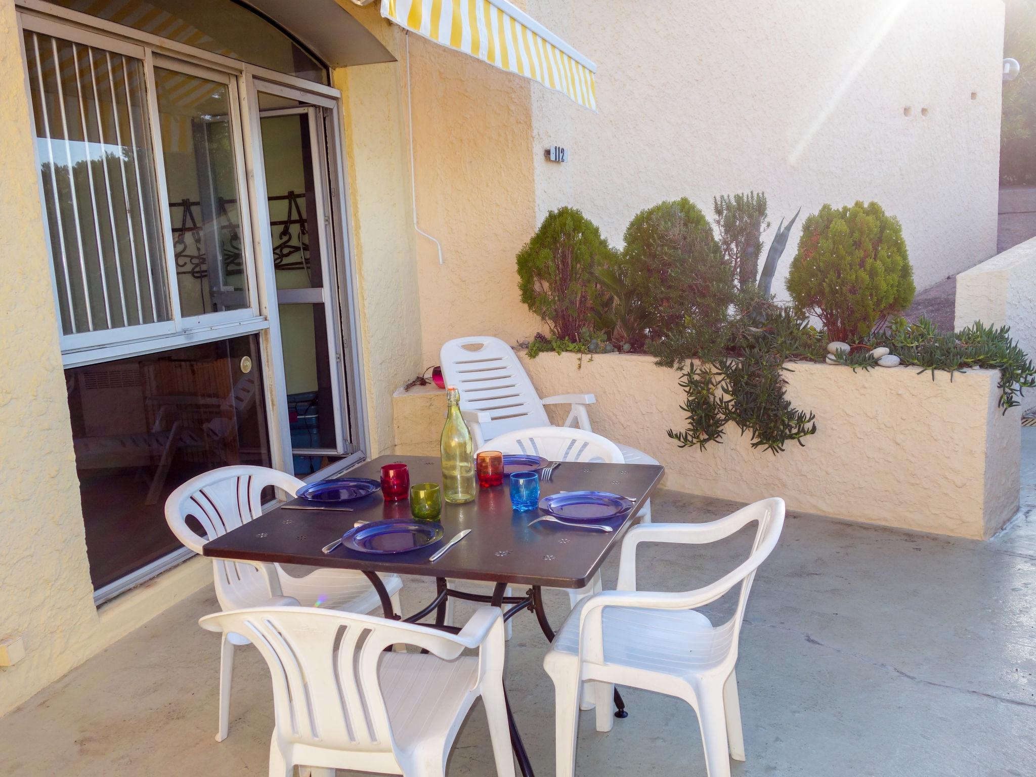 Photo 17 - Apartment in Saint-Cyr-sur-Mer with terrace and sea view