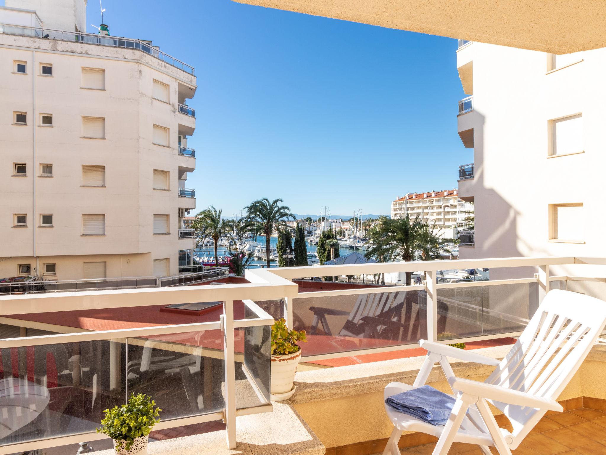Foto 5 - Apartamento de 2 habitaciones en Castelló d'Empúries con vistas al mar