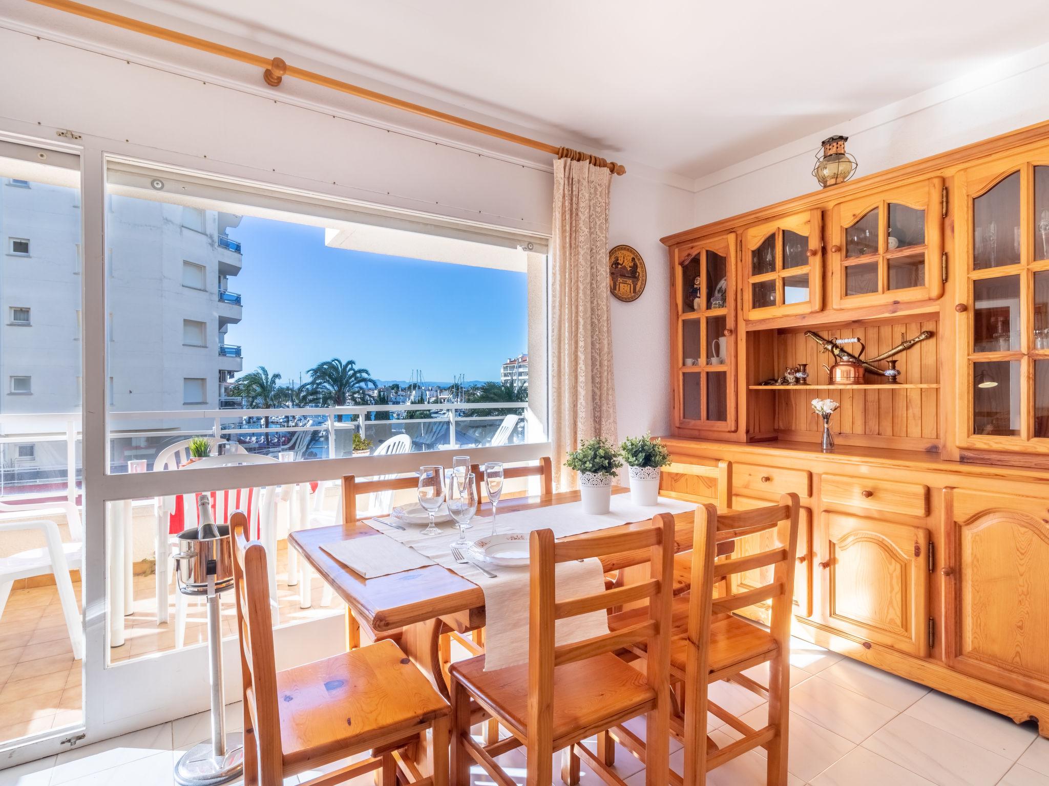 Foto 3 - Apartamento de 2 quartos em Castelló d'Empúries com vistas do mar