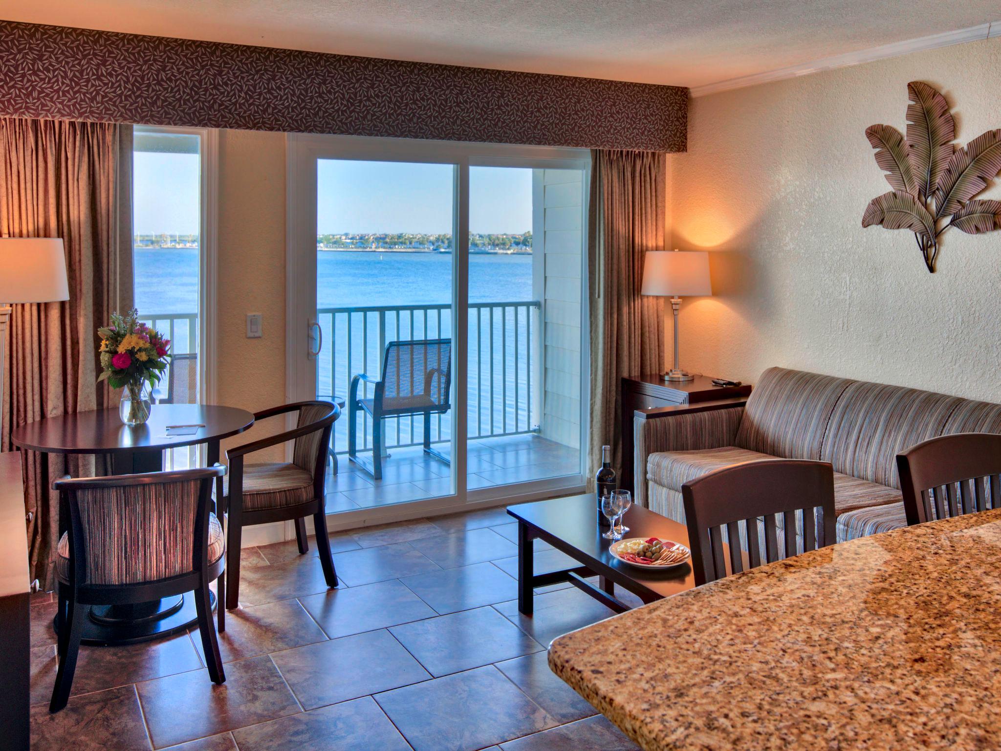 Foto 3 - Apartamento de 1 habitación en Tampa con piscina y vistas al mar