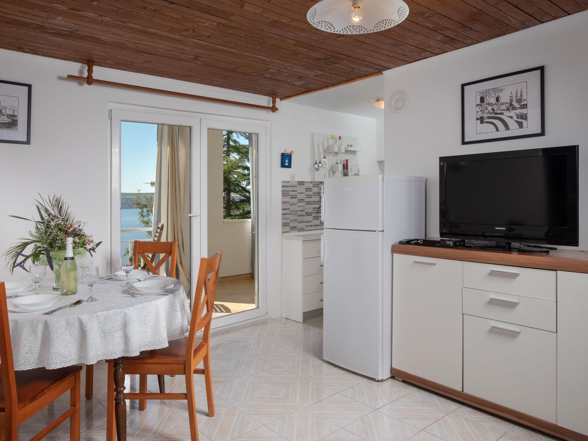 Foto 3 - Apartamento de 2 habitaciones en Crikvenica con jardín y vistas al mar