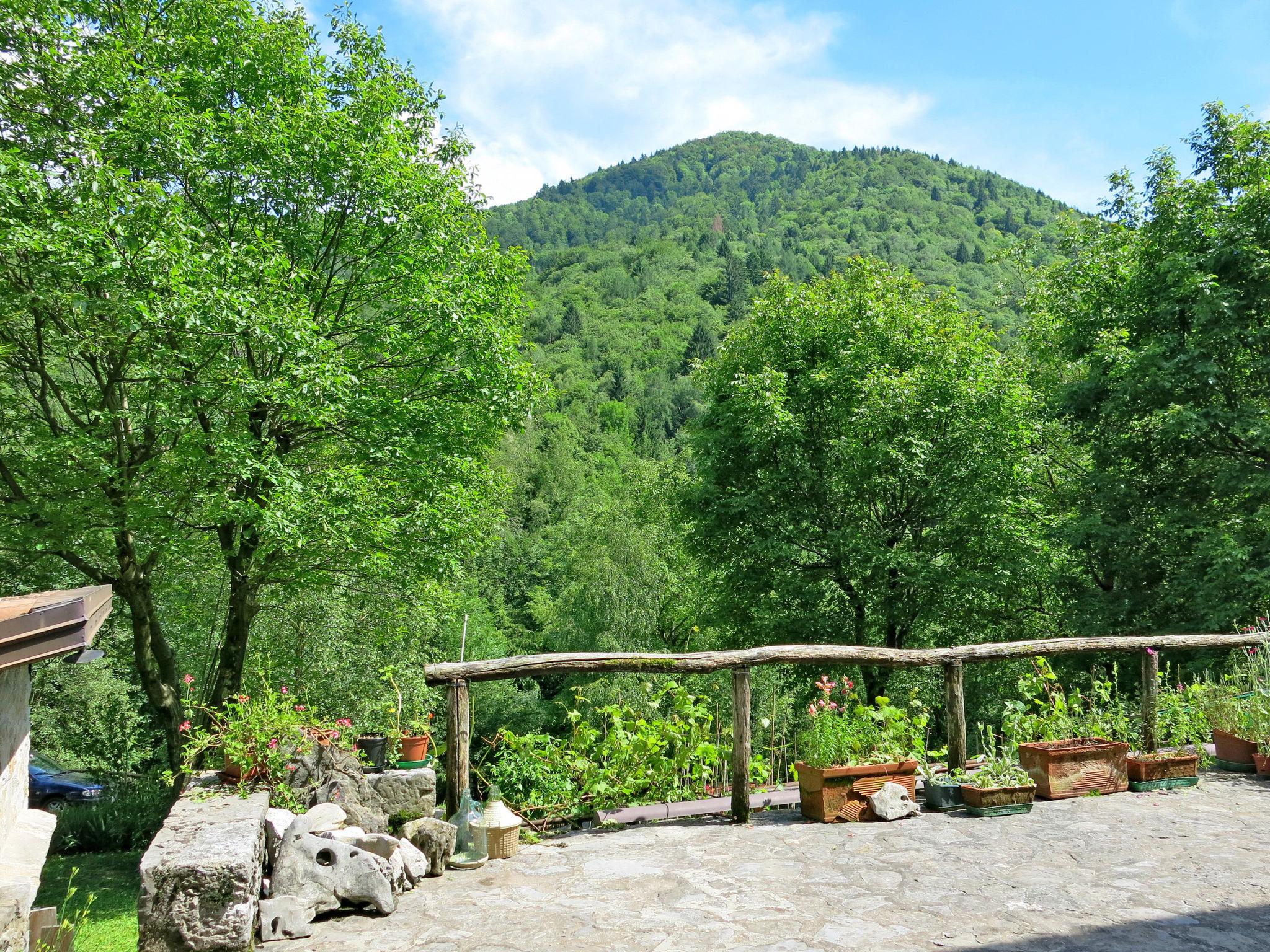 Photo 3 - Maison de 1 chambre à Savogna avec jardin et terrasse