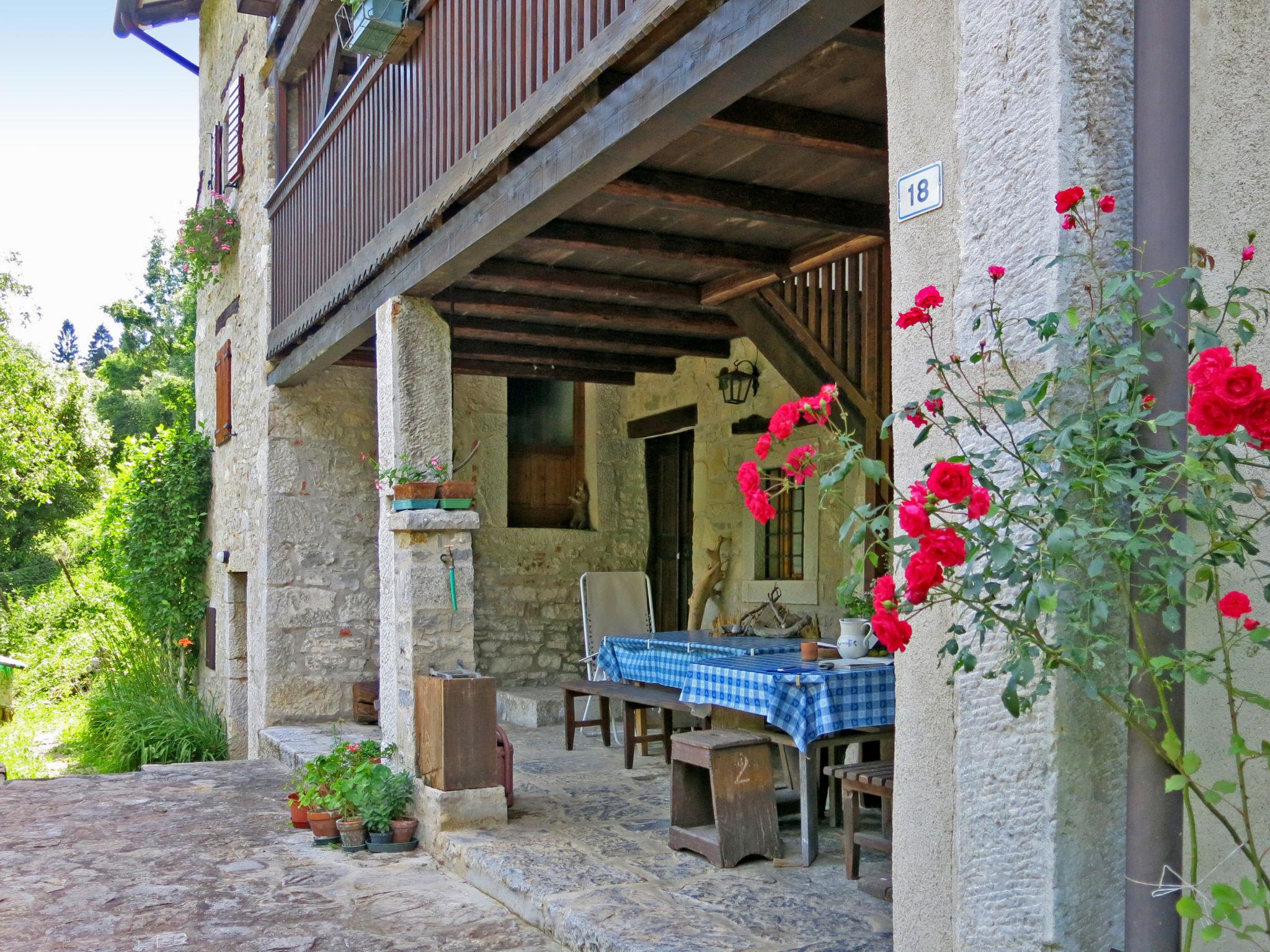 Photo 4 - Maison de 1 chambre à Savogna avec jardin et terrasse