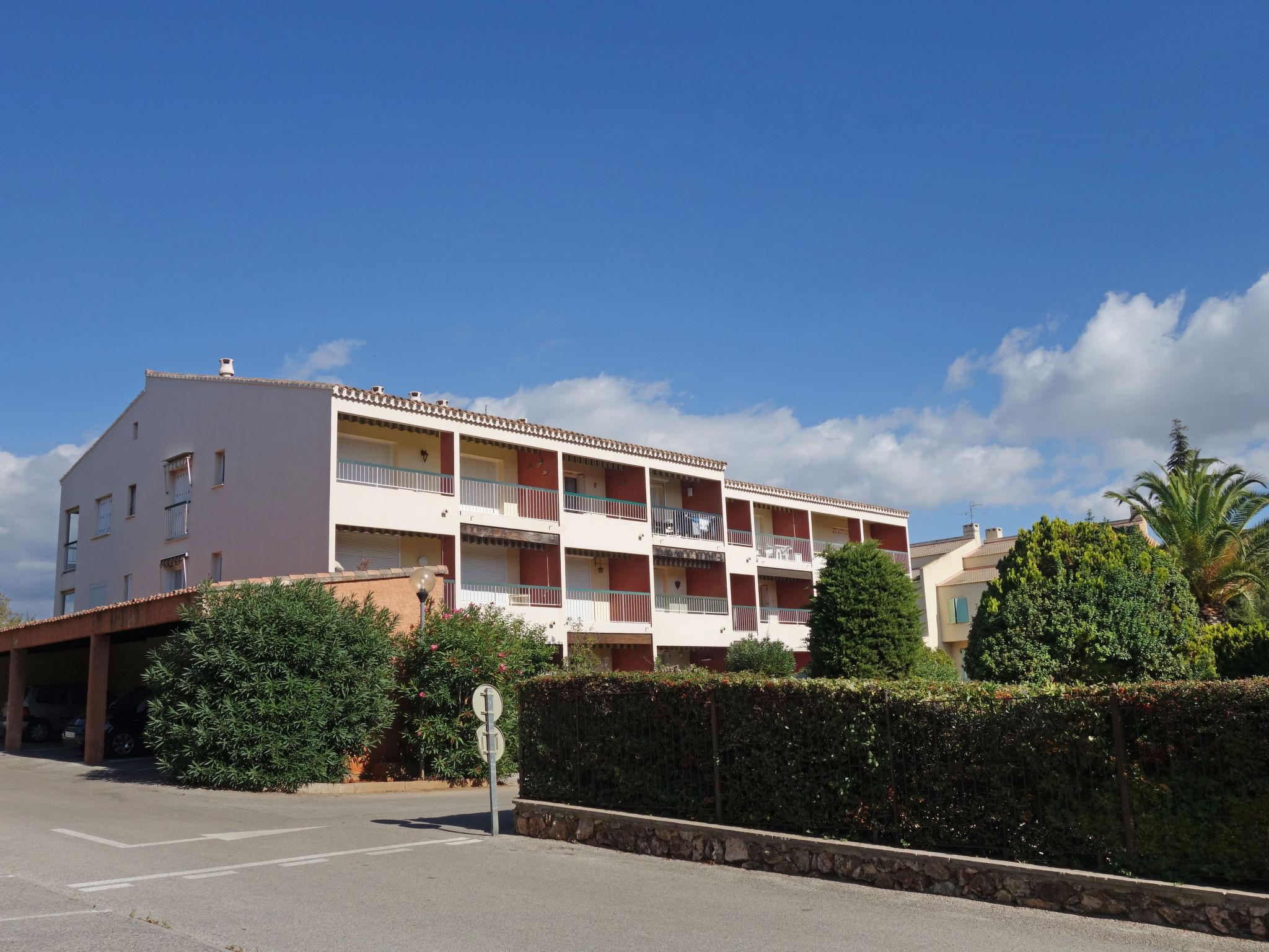 Foto 22 - Appartamento con 1 camera da letto a Bandol con piscina e vista mare