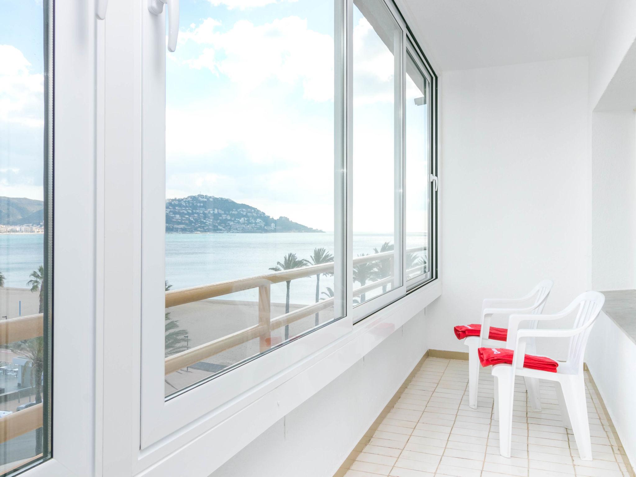 Foto 17 - Appartamento con 1 camera da letto a Roses con piscina e vista mare
