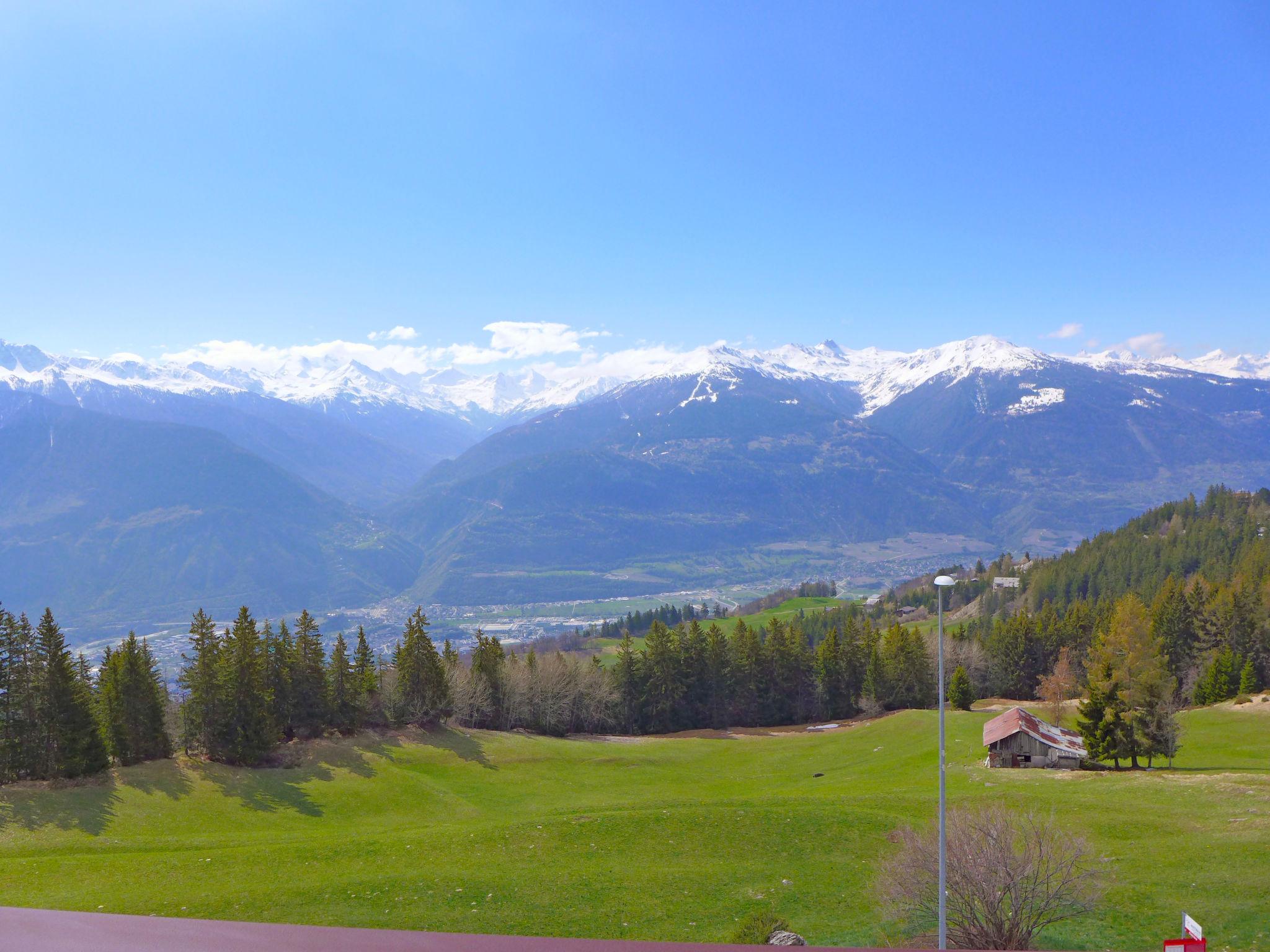 Foto 19 - Apartment mit 3 Schlafzimmern in Crans-Montana mit blick auf die berge