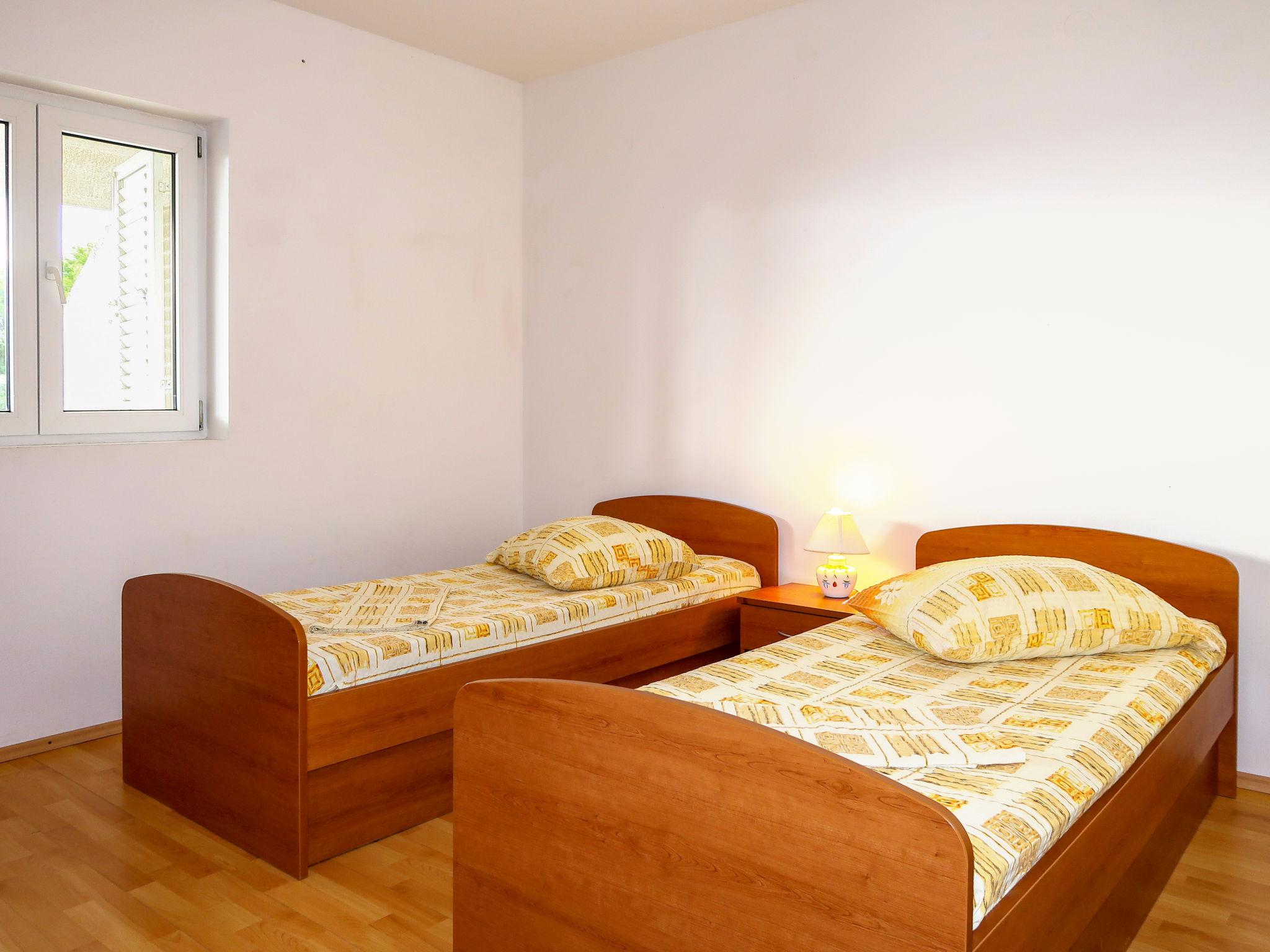 Foto 10 - Apartamento de 2 quartos em Stari Grad com jardim