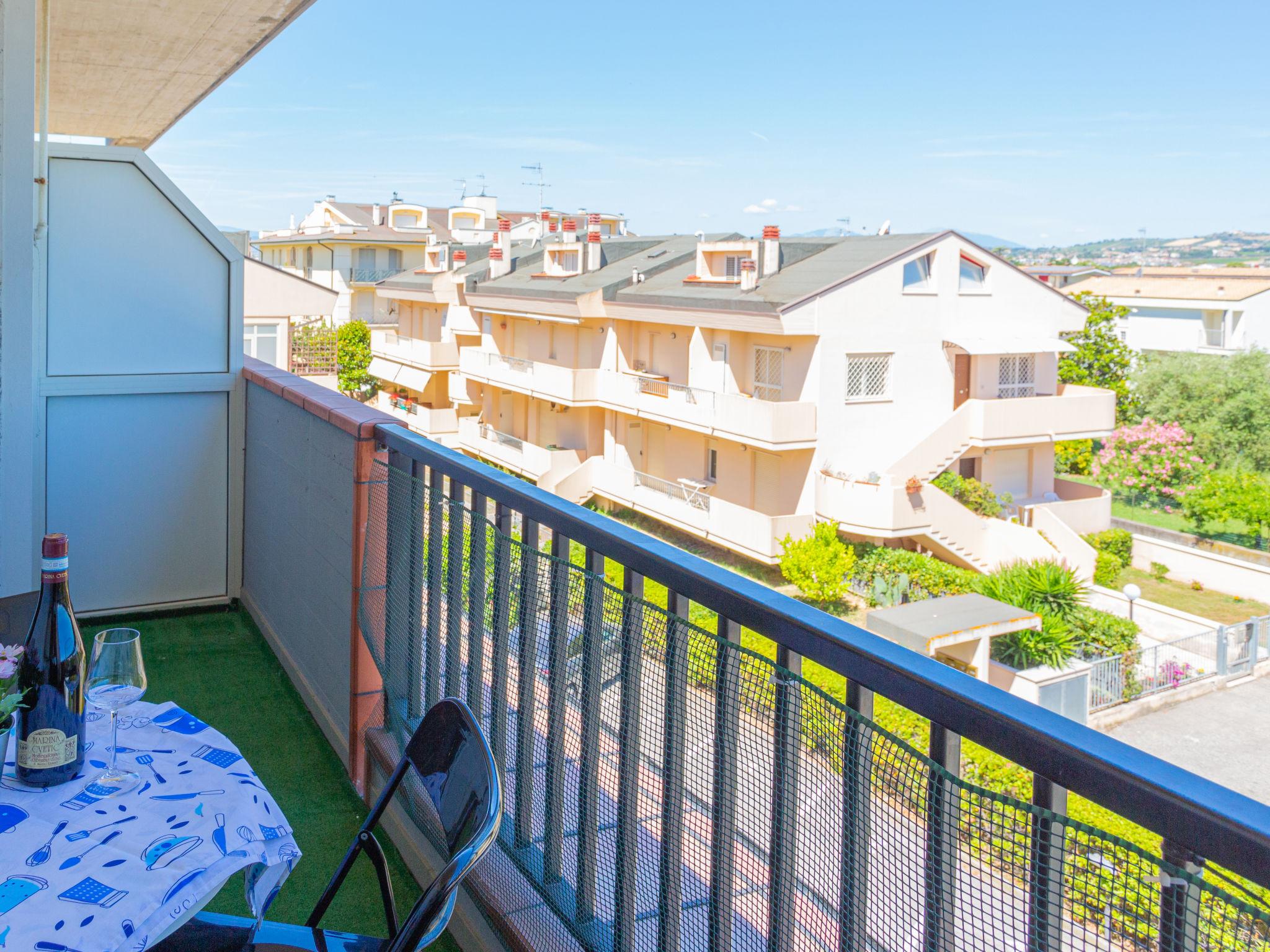 Photo 25 - 2 bedroom Apartment in Pineto with sea view