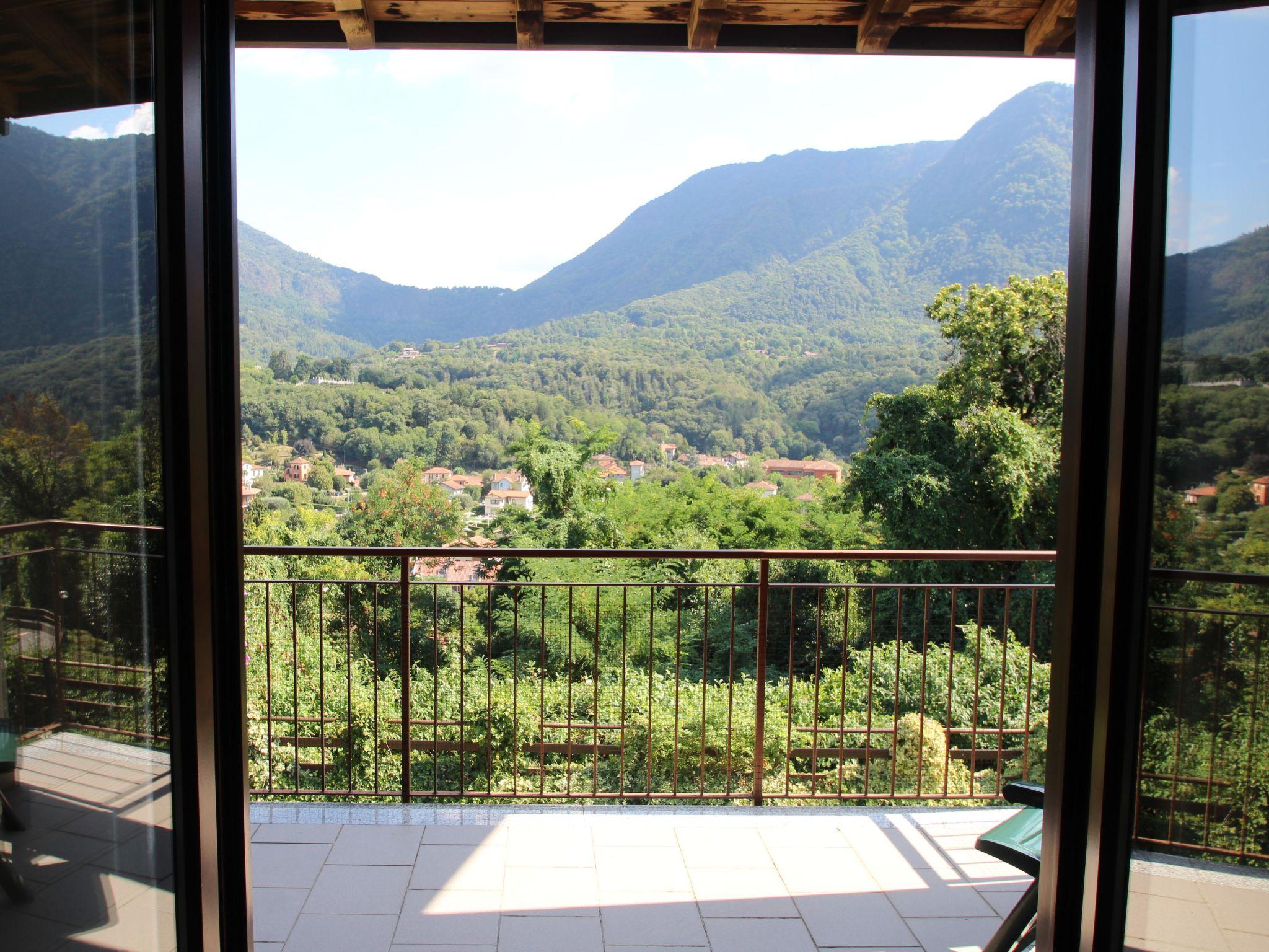 Foto 11 - Appartamento con 2 camere da letto a Castelveccana con piscina e vista sulle montagne