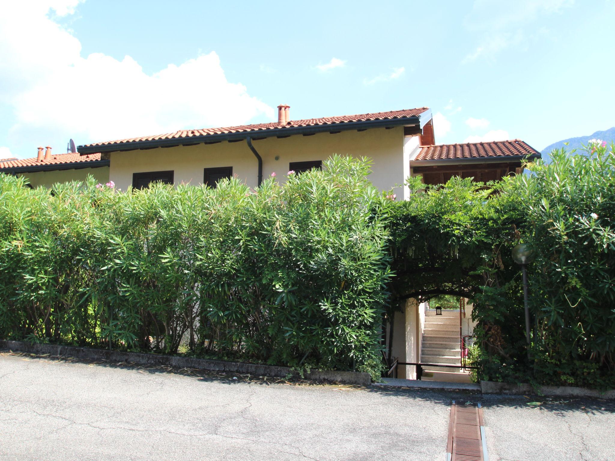 Foto 21 - Appartamento con 2 camere da letto a Castelveccana con piscina e vista sulle montagne